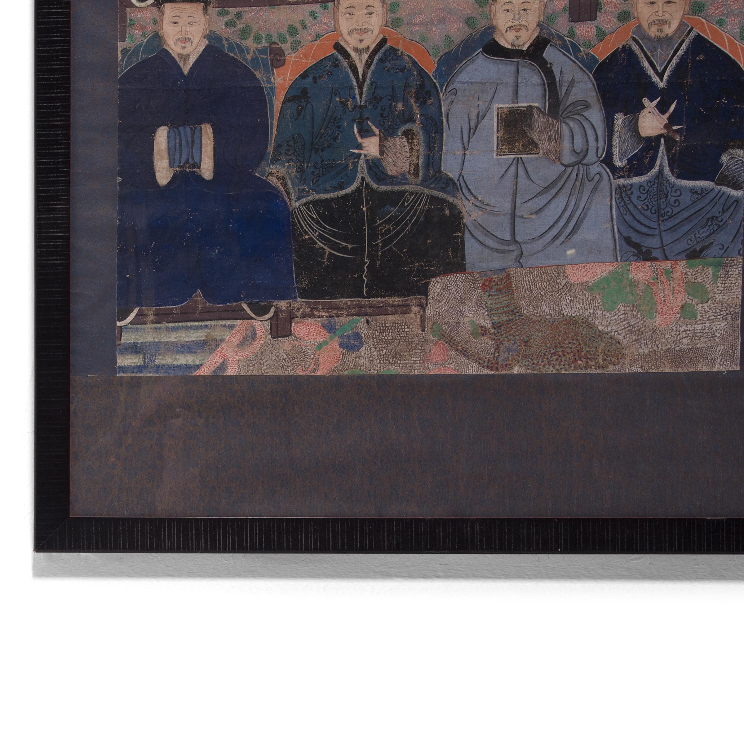 Bei dieser detailreichen Komposition handelt es sich um ein Ahnenporträt aus der späten Qing-Dynastie, das mehrere Generationen der männlichen Vorfahren einer Familie zeigt. Ursprünglich wurde dieses Gemälde von einem passenden Porträt einer