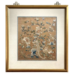 Panneau de broderie chinois ancien encadré en soie avec broderie