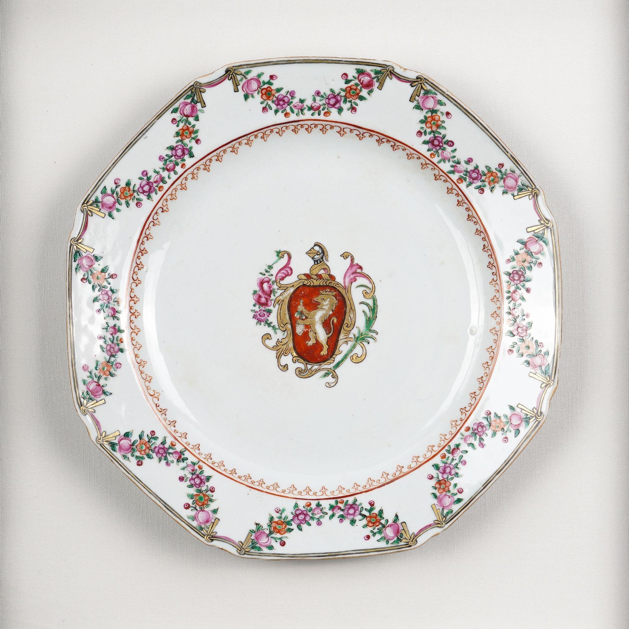 Plato armorial chino de porcelana familiar rosa montado en una caja de sombra. El plato tiene forma octogonal redondeada con esquinas achaflanadas, y está decorado al gusto francés (Compagnie des Indes - Compañía Francesa de las Indias Orientales)