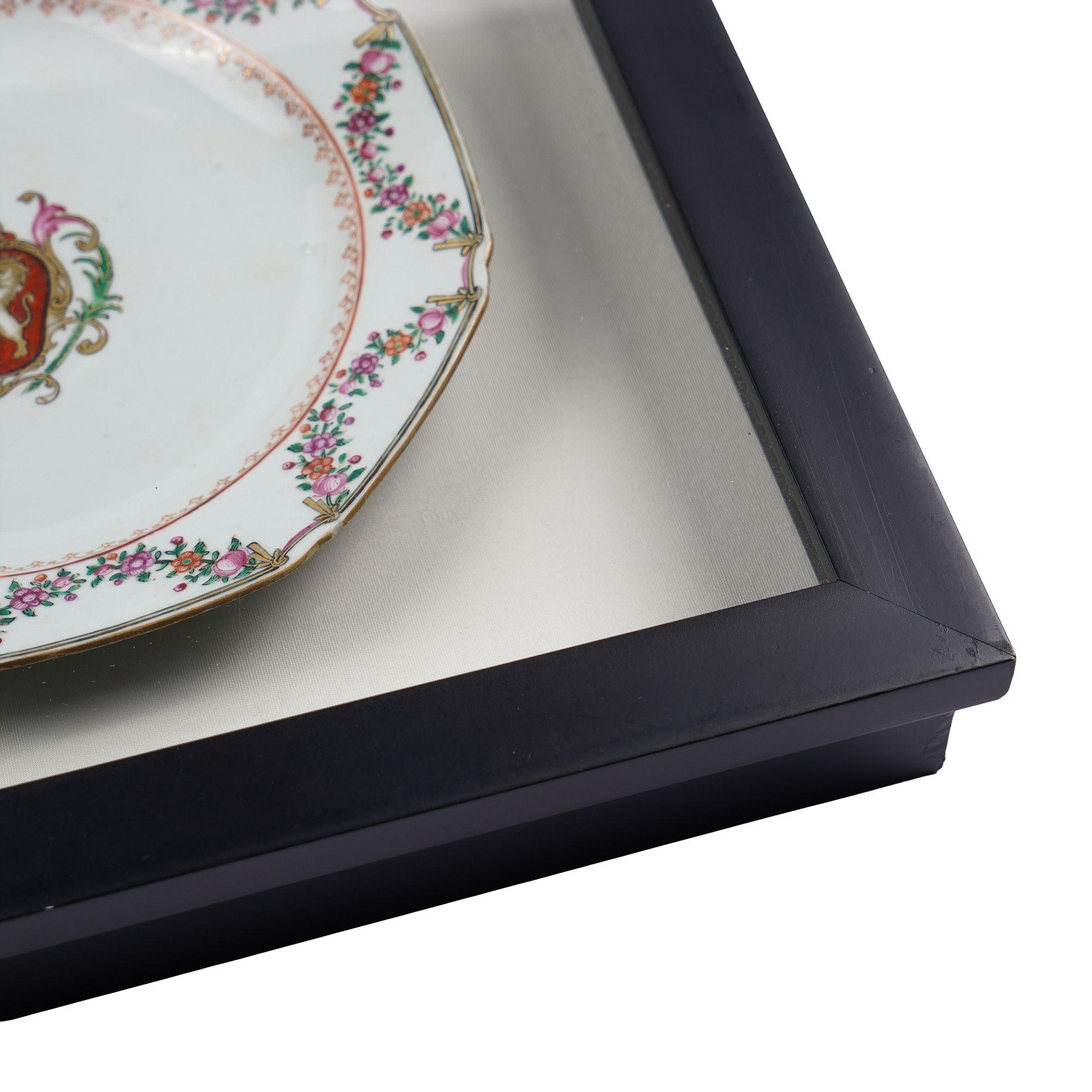Plato de cena octogonal de exportación con escudo chino enmarcado, c. 1780 Chino en venta