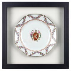 Plato de cena octogonal de exportación con escudo chino enmarcado, c. 1780