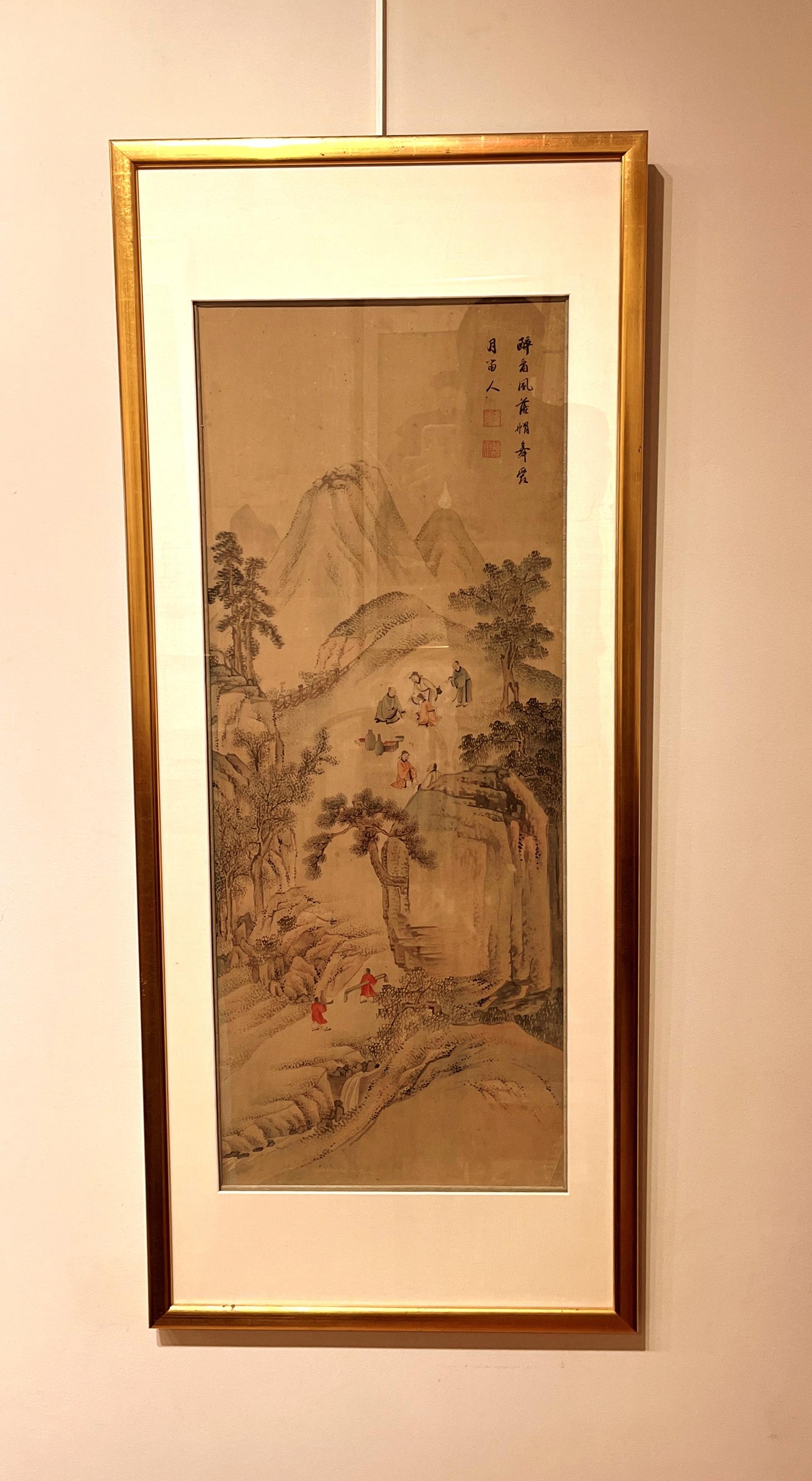 Elegantes chinesisches Pinselgemälde einer Landschaft, Gelehrte üben Kunst in den Bergen, 19.
Tinte und Farbe auf Papier
Konservierung gerahmt
Gesamtgröße:  46,5