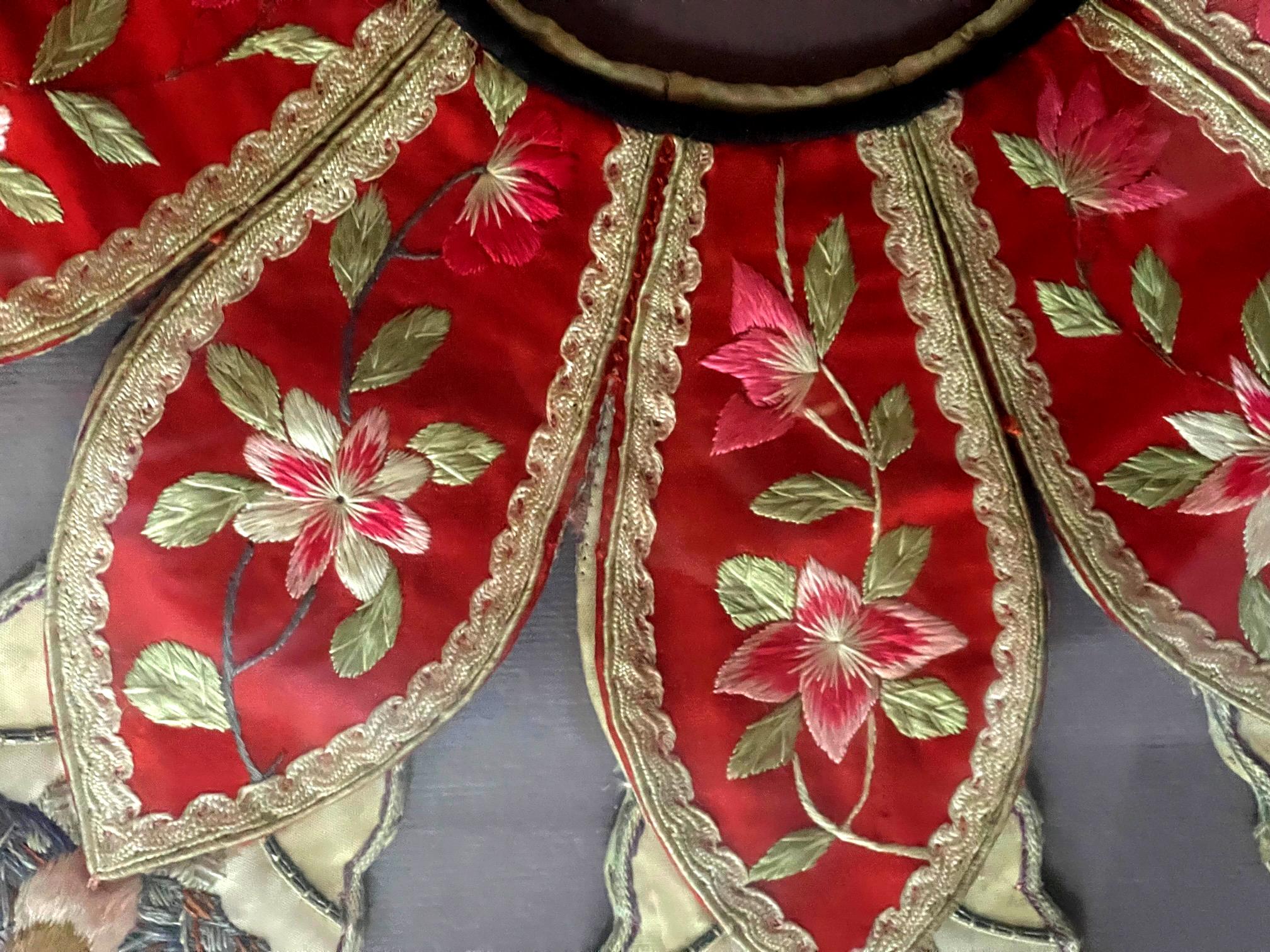 XIXe siècle Collier en soie brodée encadré de la dynastie Qing en vente