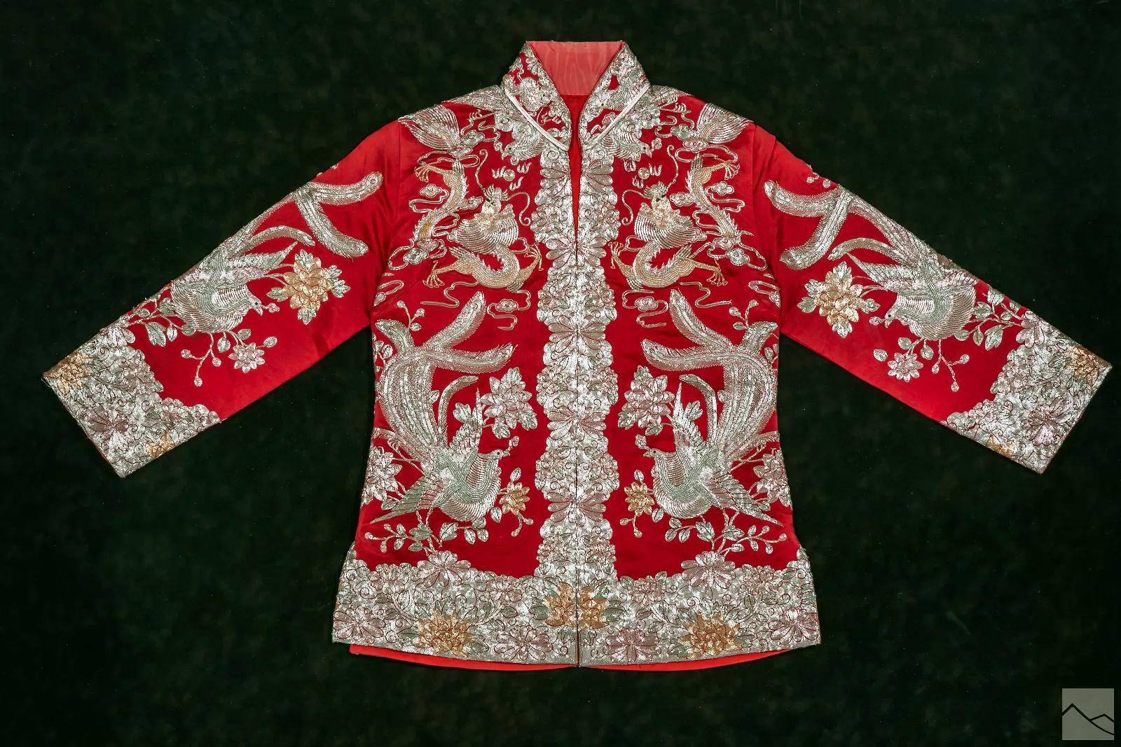 Eine gerahmte chinesische bestickte Vintage-Brautjacke namens 