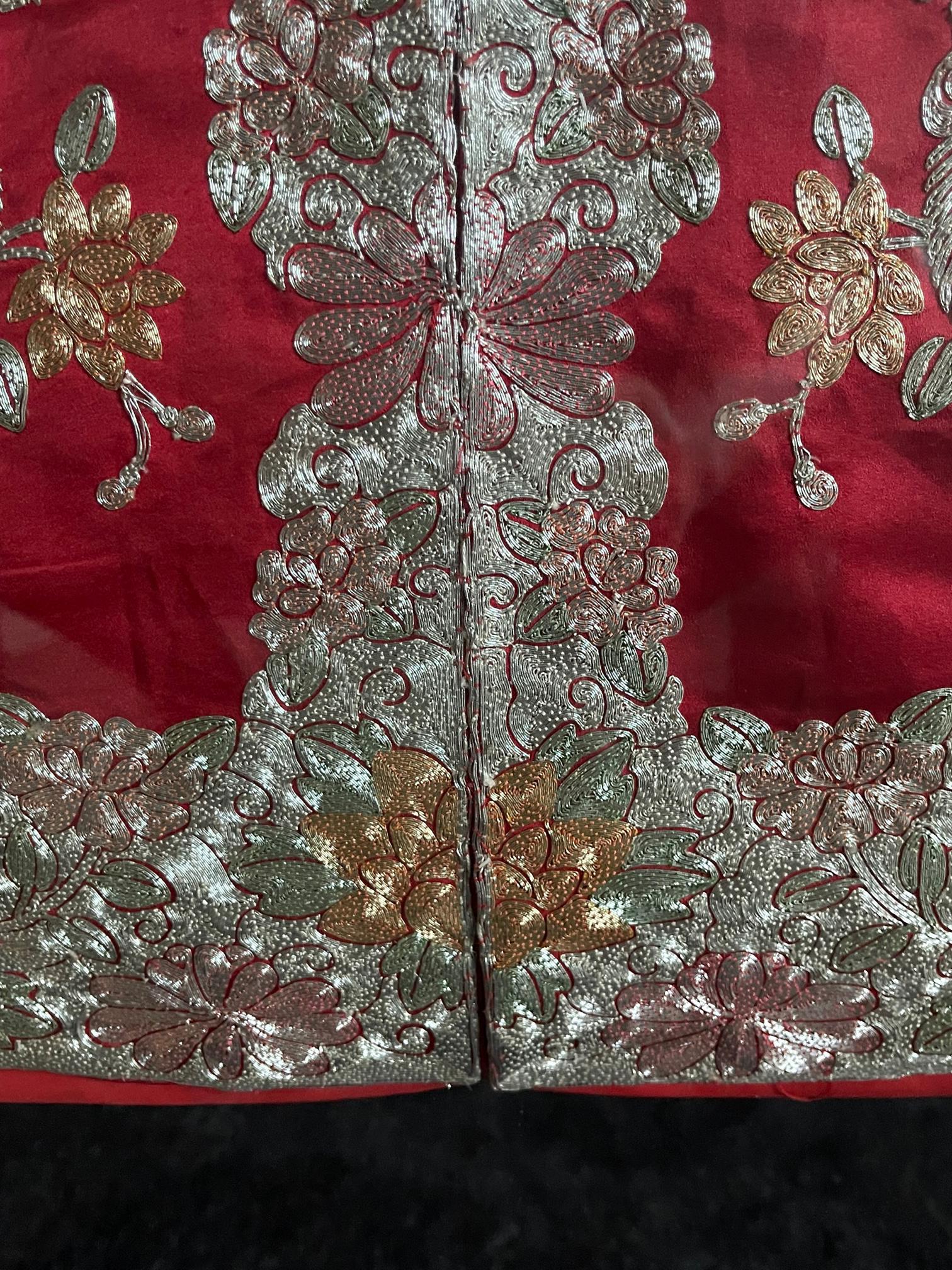 Gerahmte chinesische Stickerei Südliche Brautjacke im Zustand „Gut“ im Angebot in Atlanta, GA