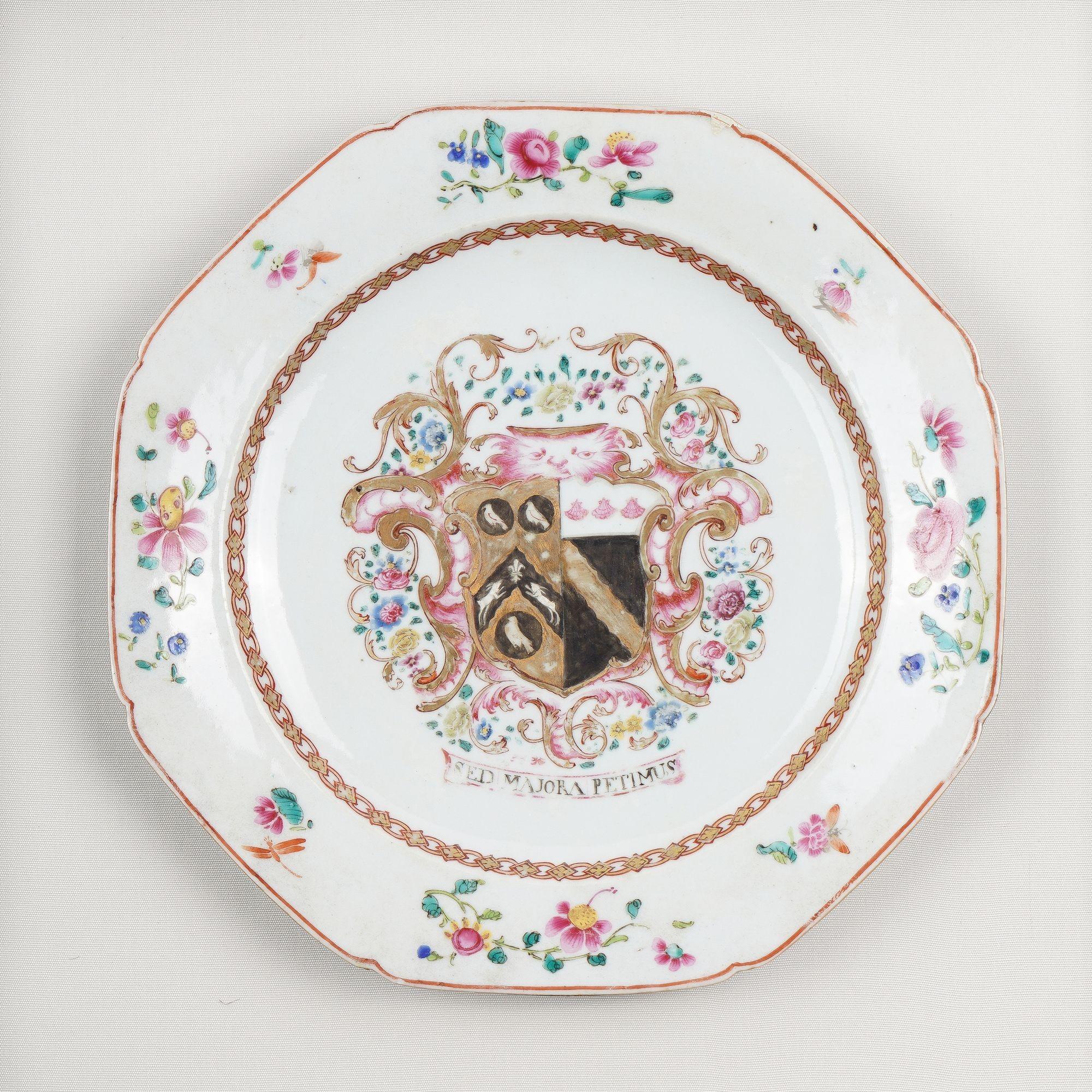 Wappenteller aus chinesischem Exportporzellan in achteckiger Form, verziert mit spärlich angeordneten Blumen und Knospen. Das Kavetto ist mit einem großen Wappen inmitten eines Blumenschmucks und dem Motto SED MAJORA PETIMUS (Aber größer als wir)