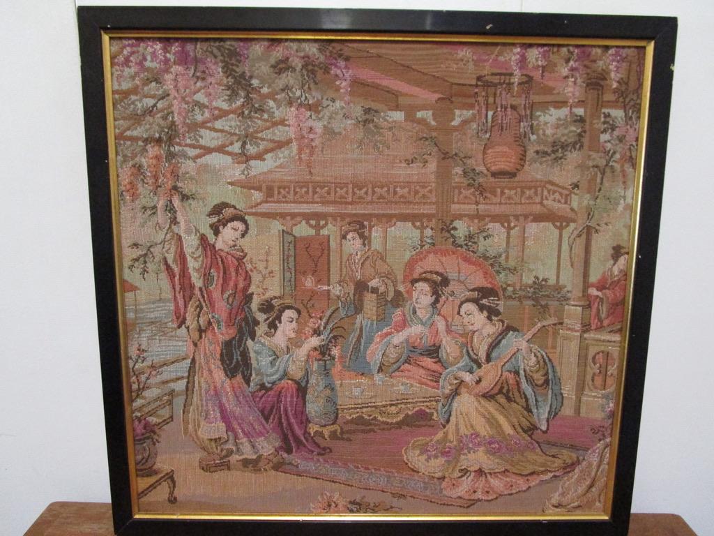 Dieser pastellfarbene Wandteppich zeigt das kaiserliche chinesische Leben in seiner ganzen Eleganz, und die Schönheit liegt in den Details. Der Wandteppich im chinesischen Stil ist in einen schwarzen Bilderrahmen mit Akzent eingefasst und zeigt eine