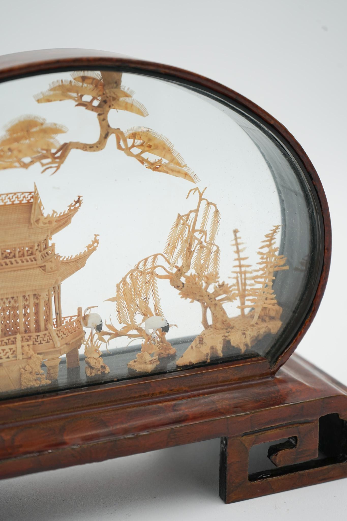 FRAMED CHINESE ORIENTAL CARVED CORK DIORAMA DISPLAY SculPTURE VERY DECORATiVE im Zustand „Gut“ im Angebot in Pulborough, GB