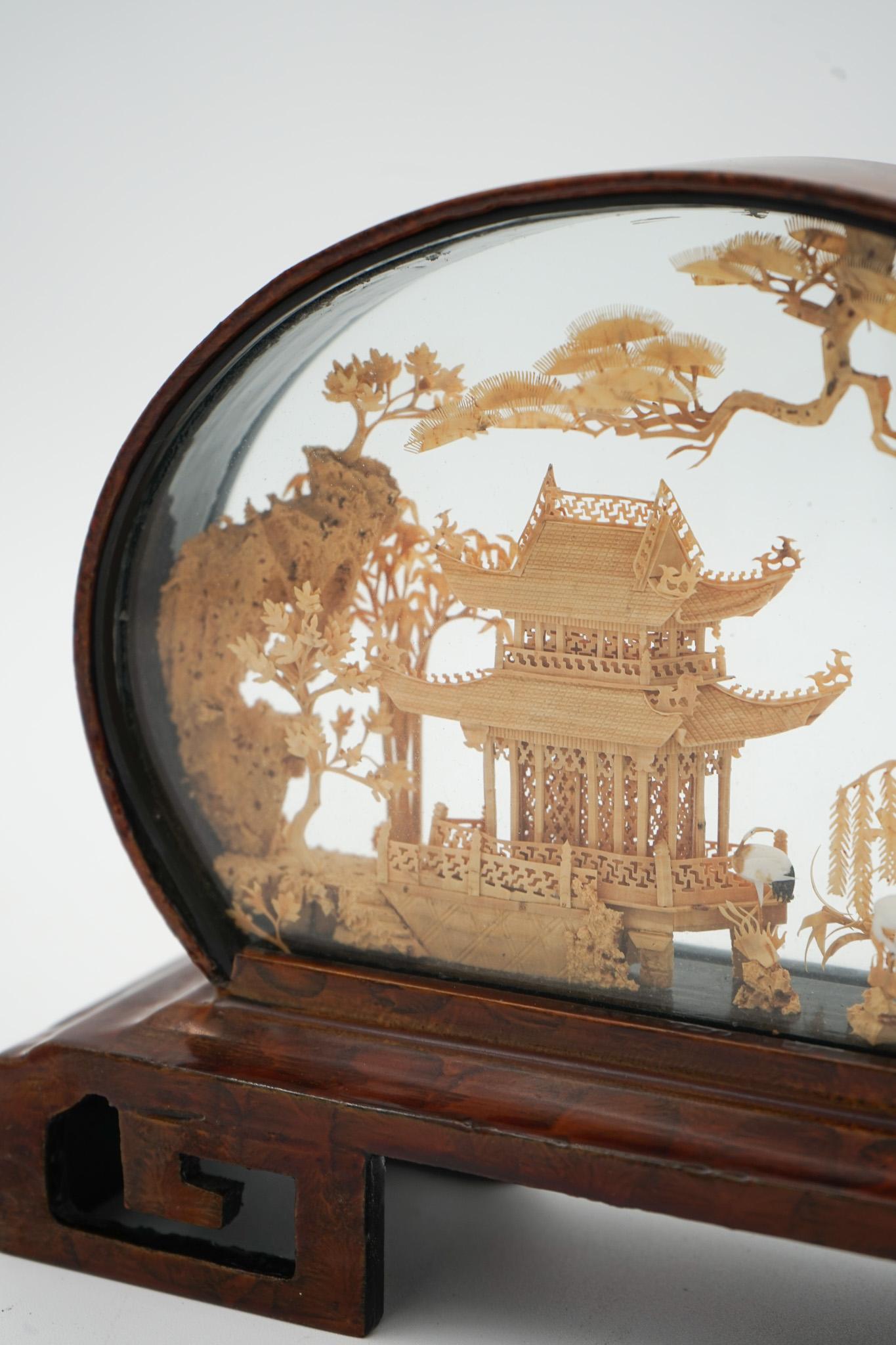 FRAMED CHINESE ORIENTAL CARVED CORK DIORAMA DISPLAY SculPTURE VERY DECORATiVE (20. Jahrhundert) im Angebot