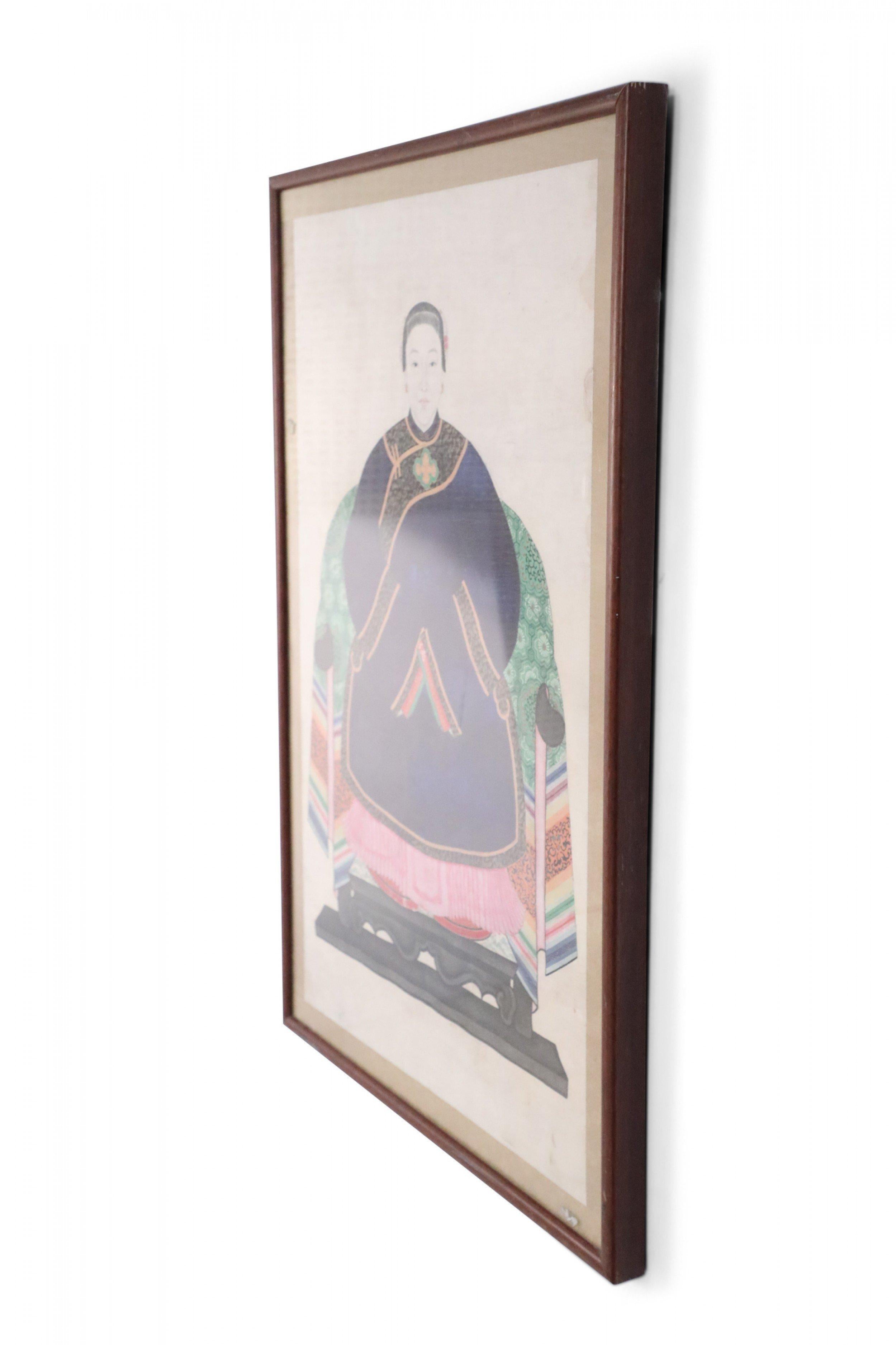 Chinesisches Ahnenporträt im Vintage-Stil (20. Jahrhundert) mit Feder und Tinte, das die Geehrte sitzend und in einem kunstvollen Hut und einem marineblauen Kleid zeigt, auf einem beigen Hintergrund mit einem salbeigrünen, floral gemusterten
