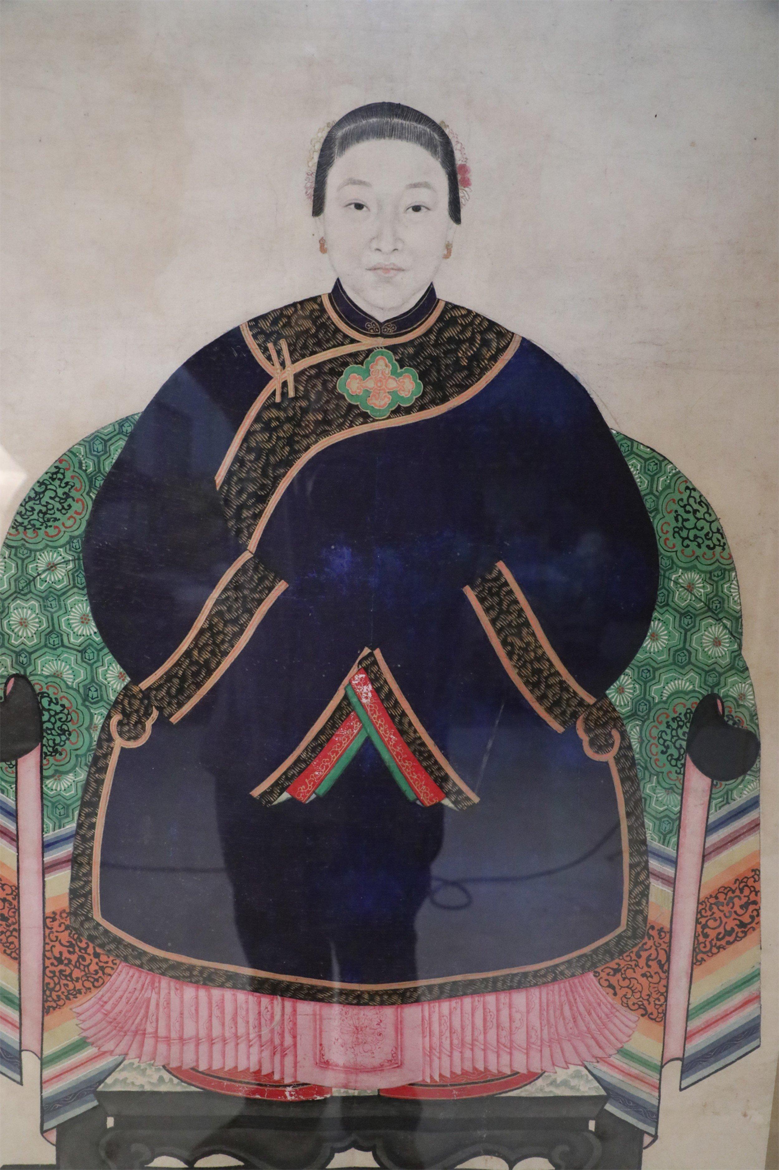 Gerahmtes chinesisches Pen- und Tinten-Ancestor-Porträt in Marineblau im Zustand „Gut“ im Angebot in Queens, NY