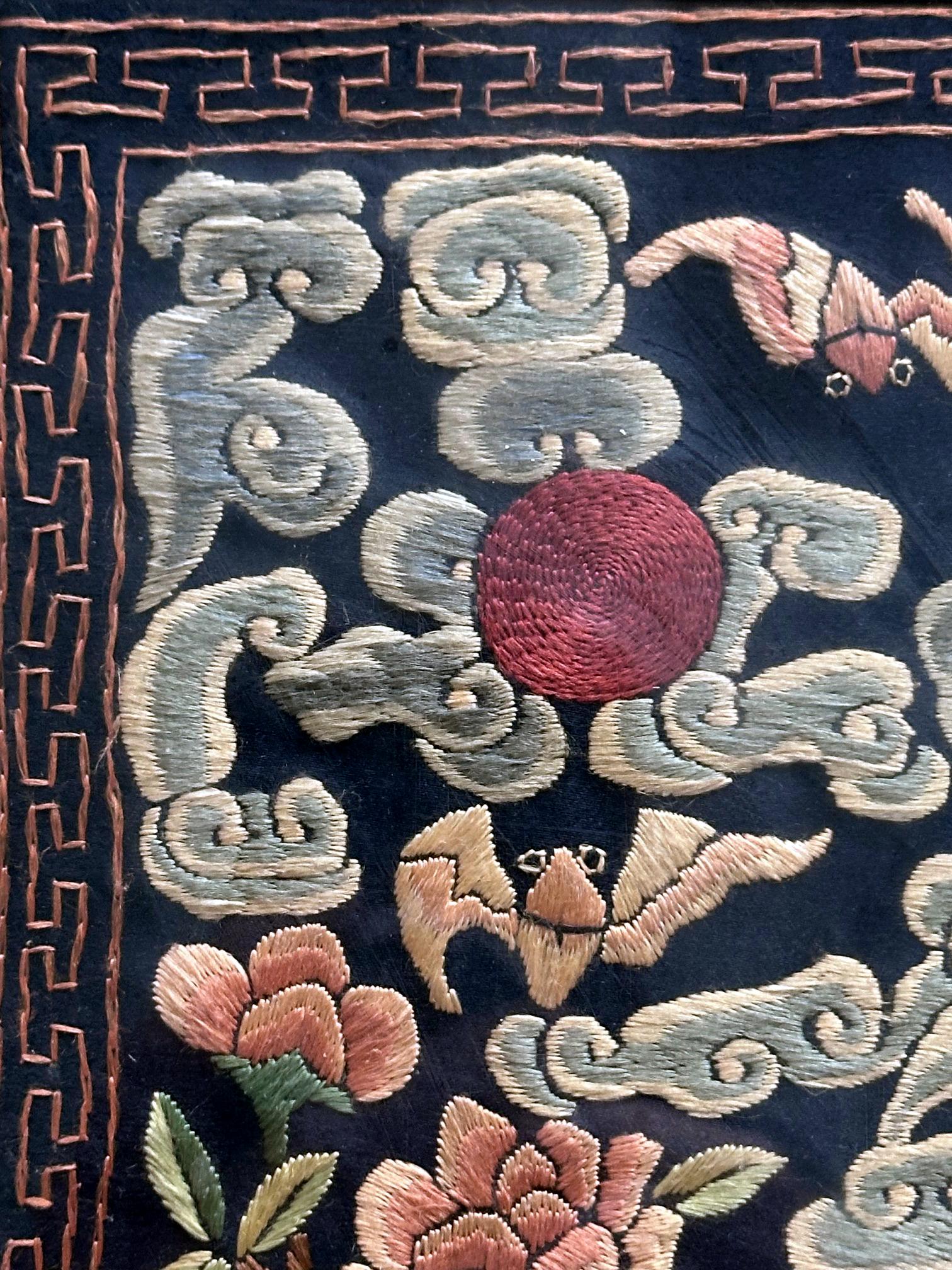 Framed Chinese Qing Dynasty Embroidered First Rank Badge siglo XIX en venta