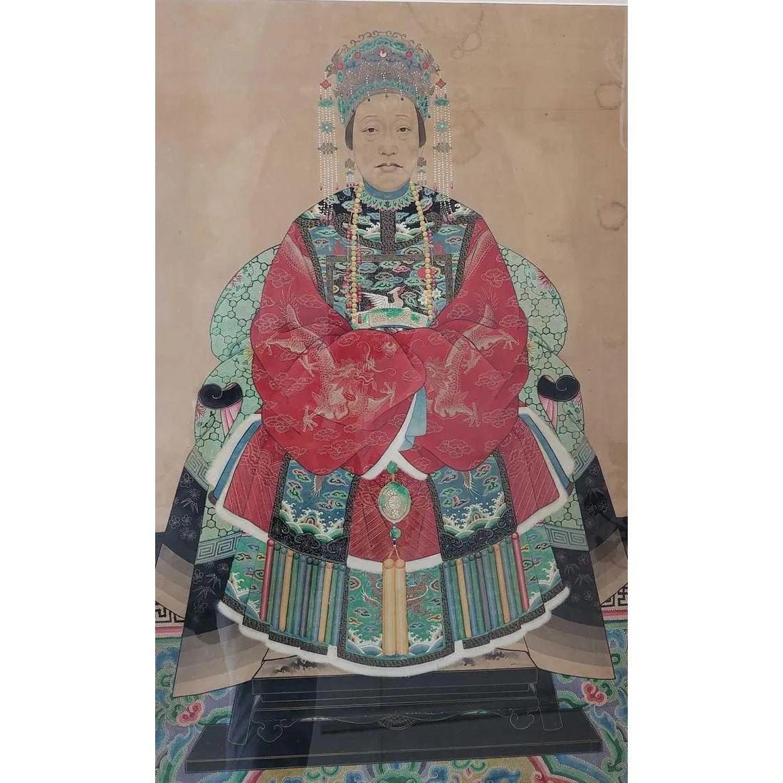 Ce portrait encadré capture la présence royale et l'équilibre digne d'un personnage historique chinois, probablement une impératrice, rendu à l'aquarelle et à l'encre sur du papier pierre traditionnel. Exemple frappant de portrait ancestral chinois,