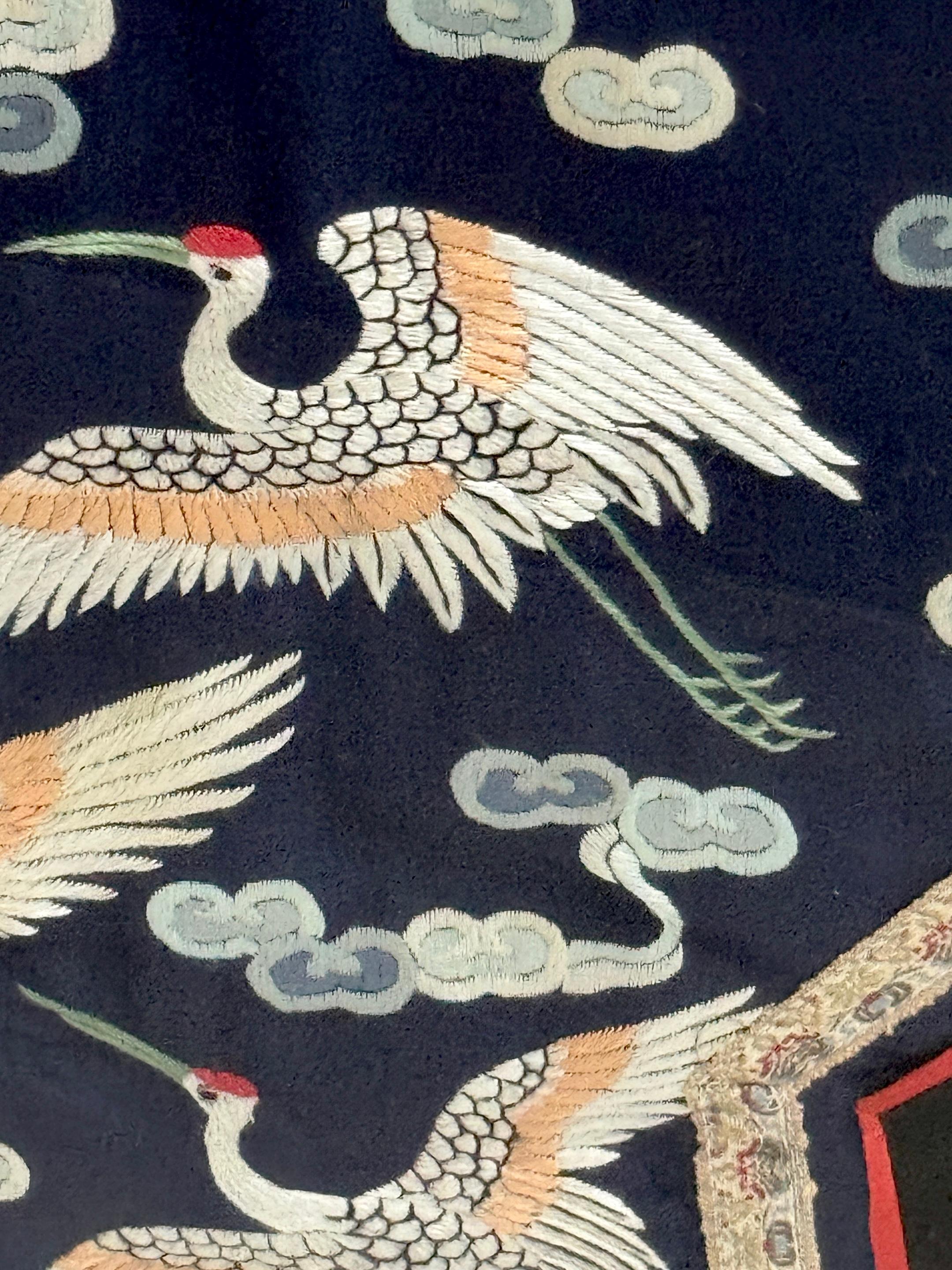 Robe en soie brodée chinoise encadrée Grues volantes &  Nuages auspicieux en vente 2
