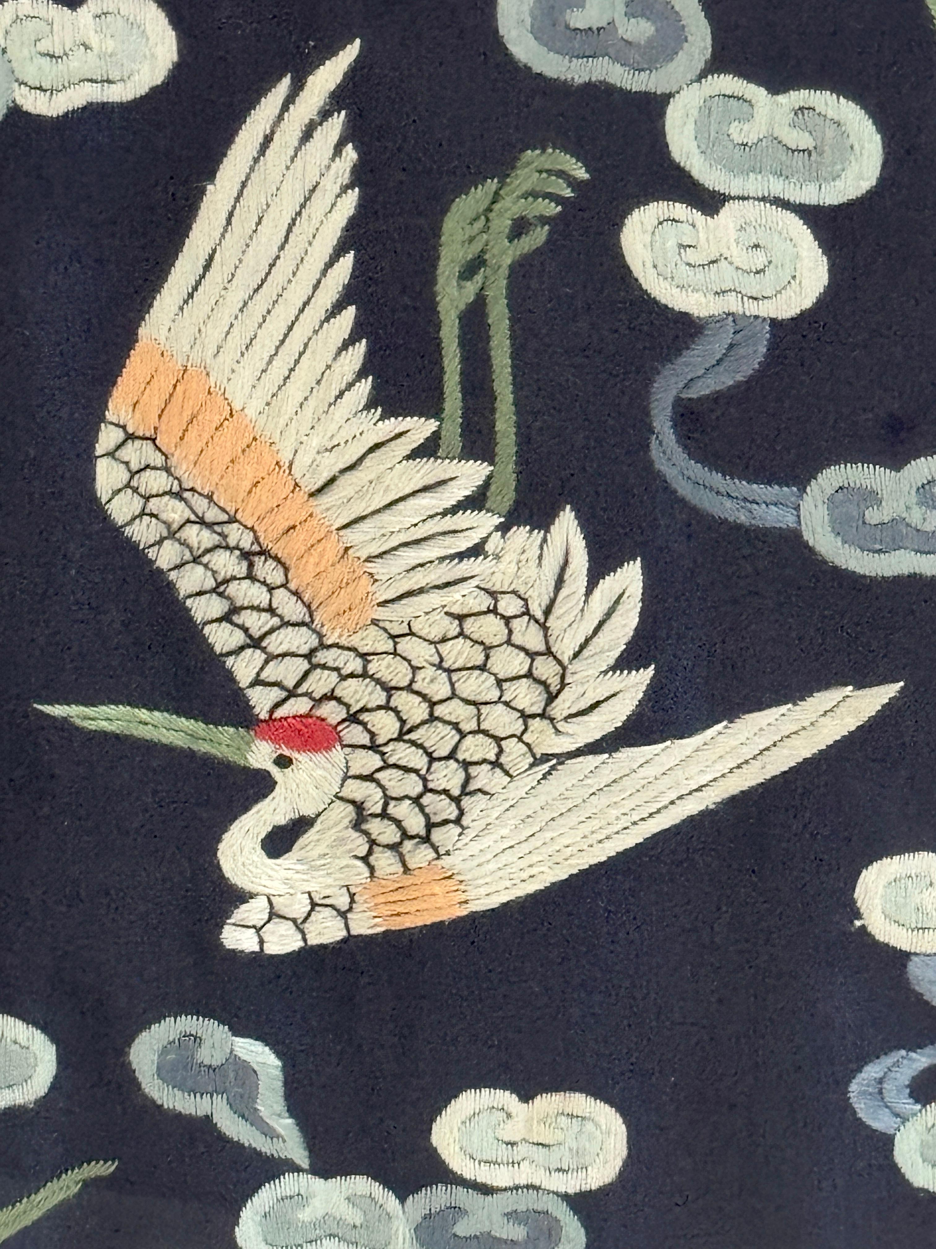 Robe en soie brodée chinoise encadrée Grues volantes &  Nuages auspicieux en vente 3