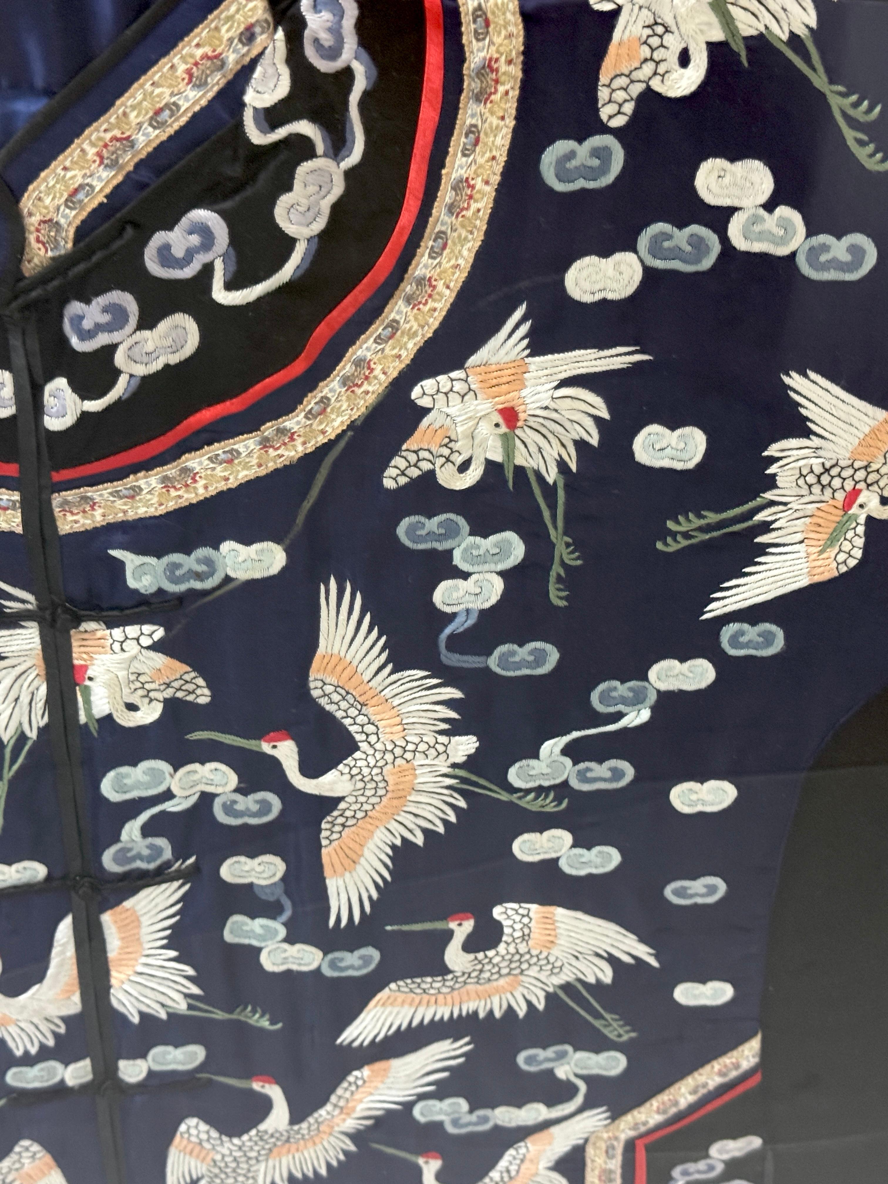 Robe en soie brodée chinoise encadrée Grues volantes &  Nuages auspicieux en vente 5