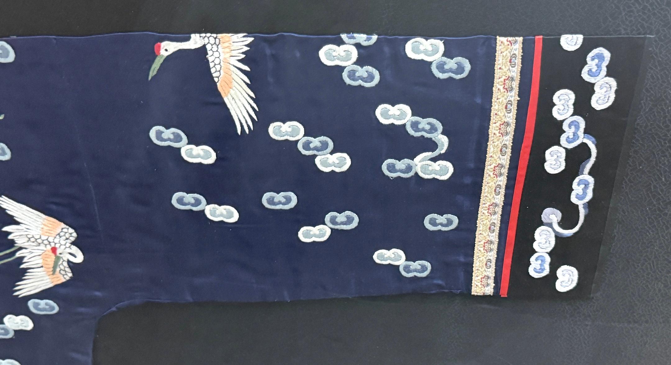 Exportation chinoise Robe en soie brodée chinoise encadrée Grues volantes &  Nuages auspicieux en vente