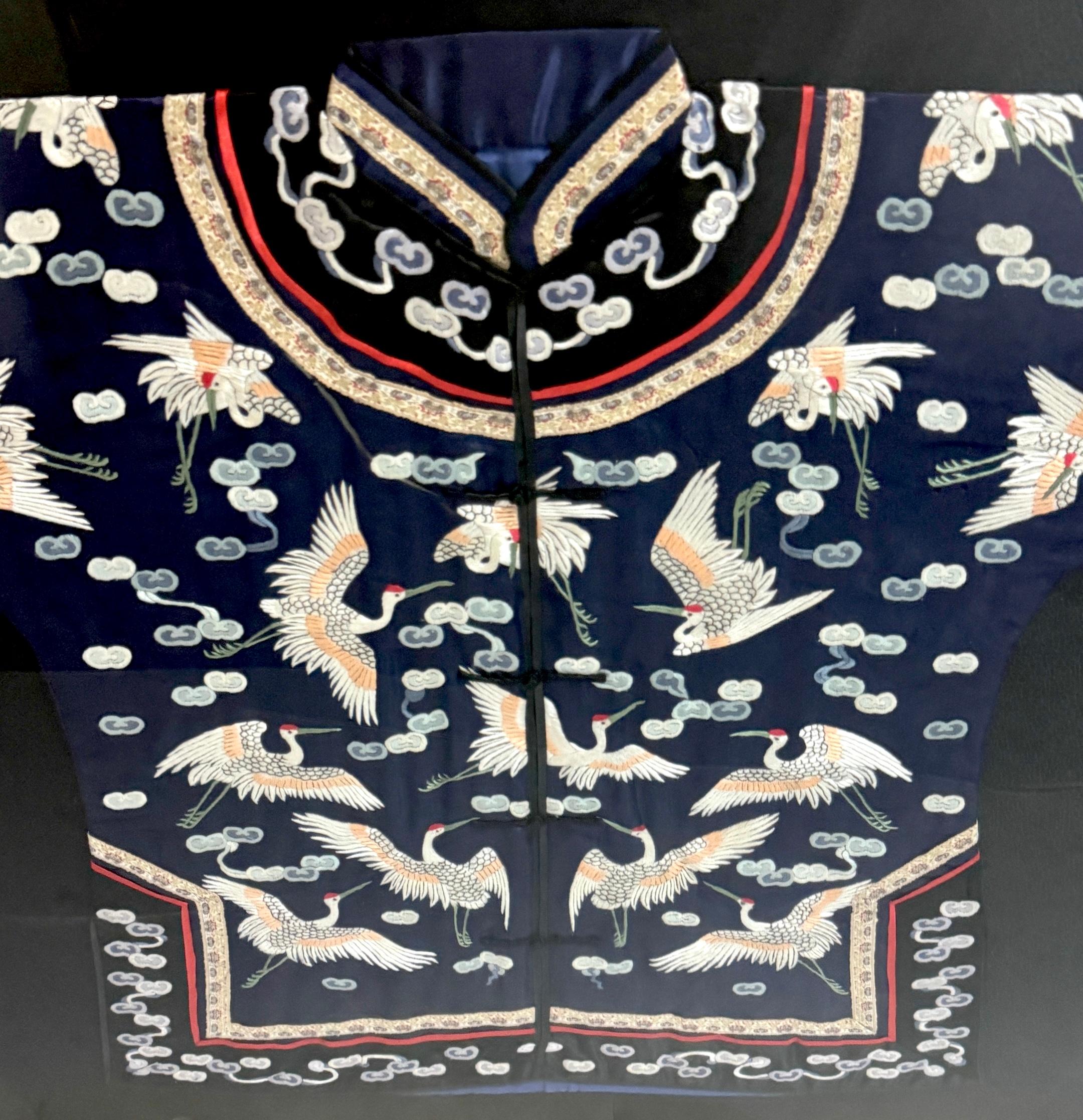 Chinois Robe en soie brodée chinoise encadrée Grues volantes &  Nuages auspicieux en vente