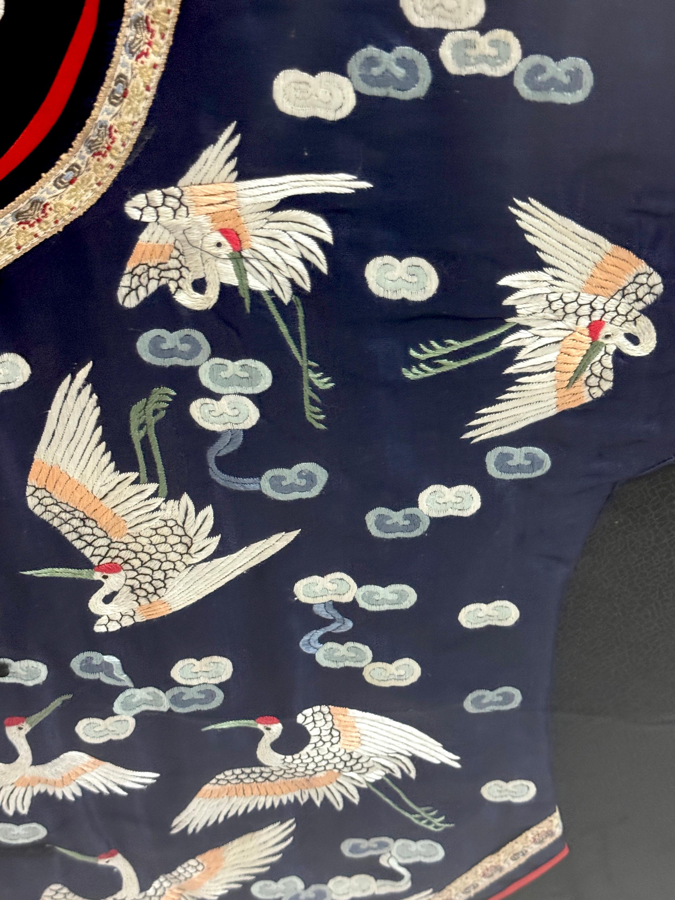 Fait main Robe en soie brodée chinoise encadrée Grues volantes &  Nuages auspicieux en vente