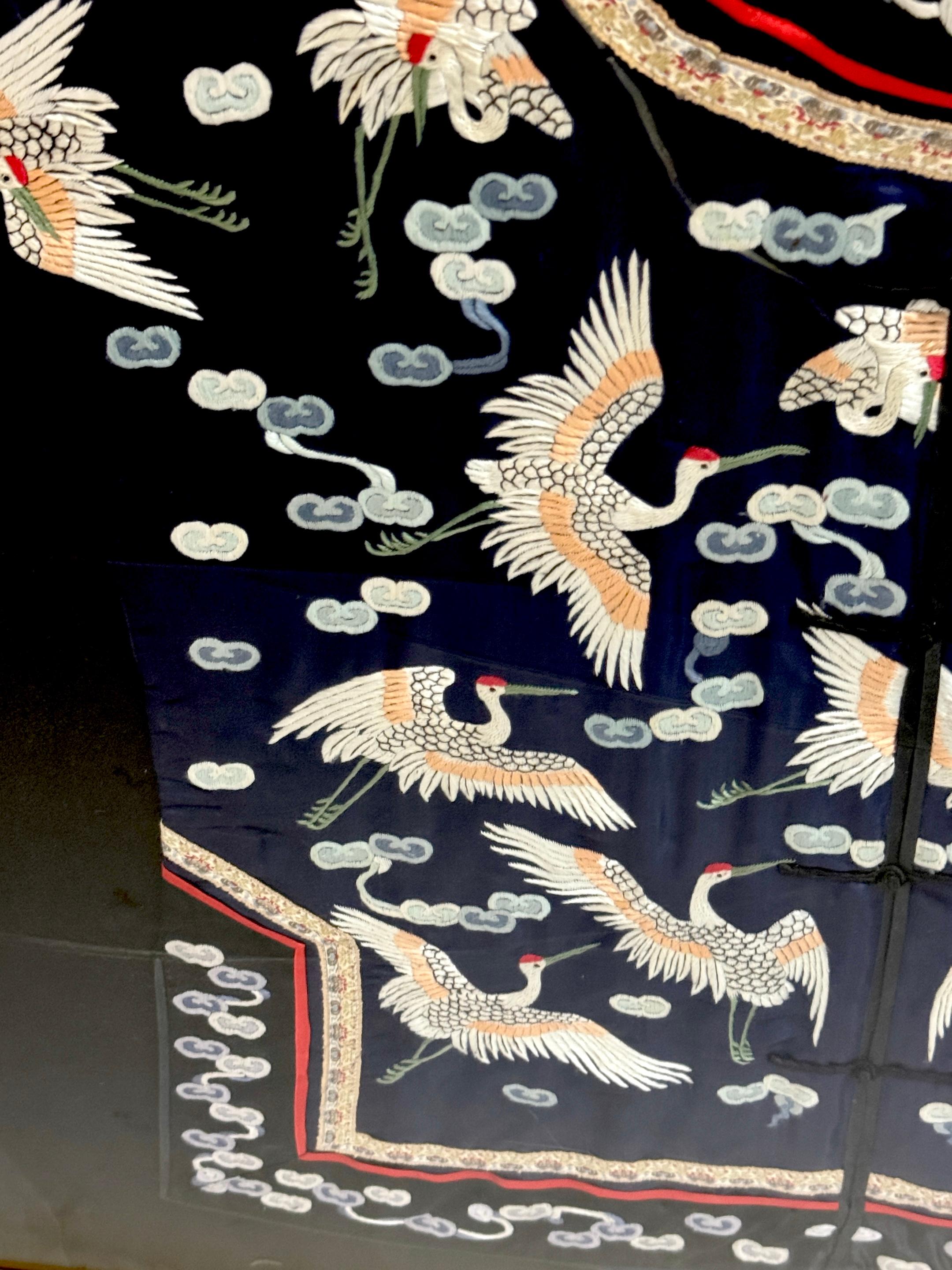 Robe en soie brodée chinoise encadrée Grues volantes &  Nuages auspicieux Bon état - En vente à West Palm Beach, FL