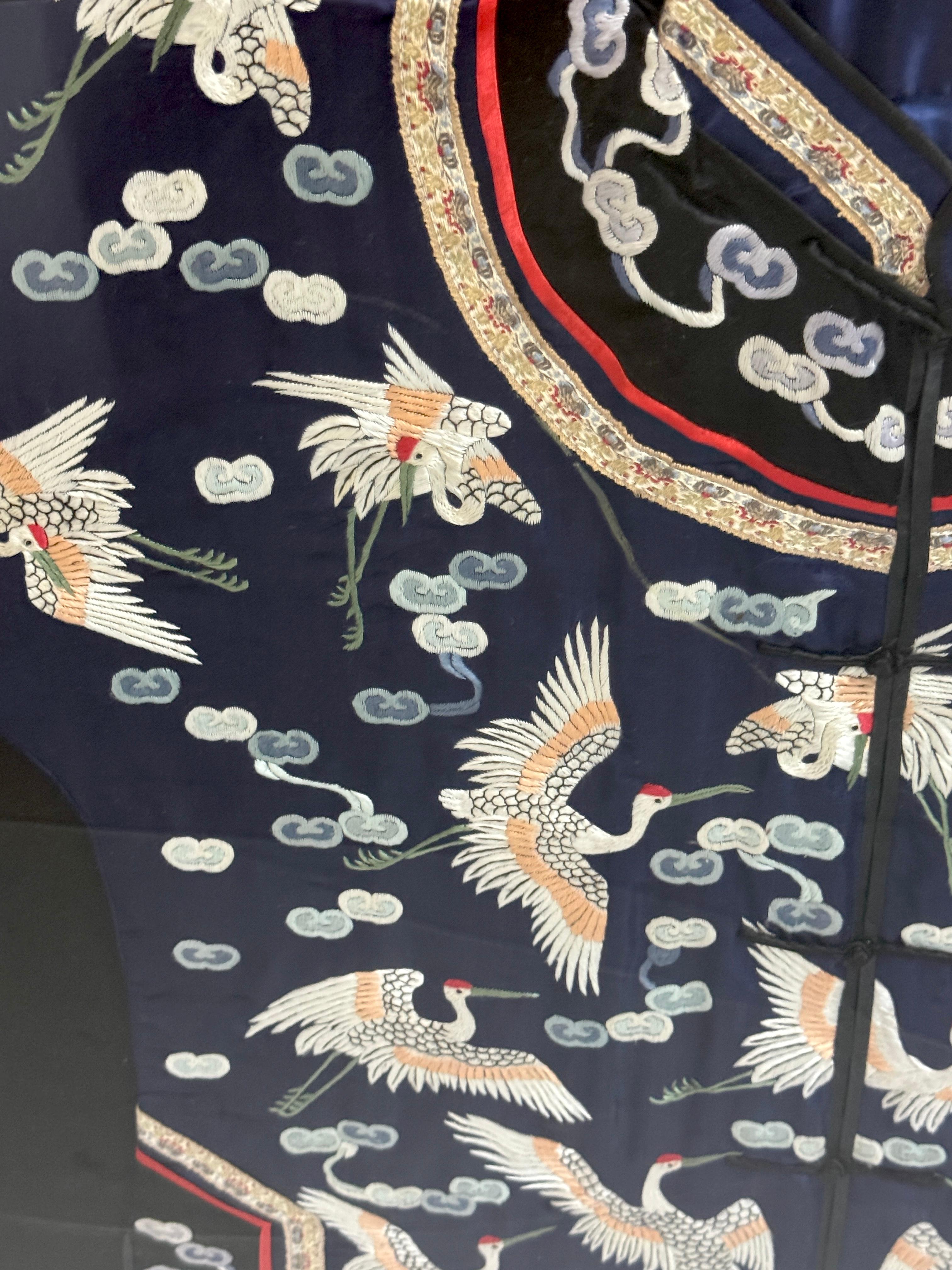 20ième siècle Robe en soie brodée chinoise encadrée Grues volantes &  Nuages auspicieux en vente