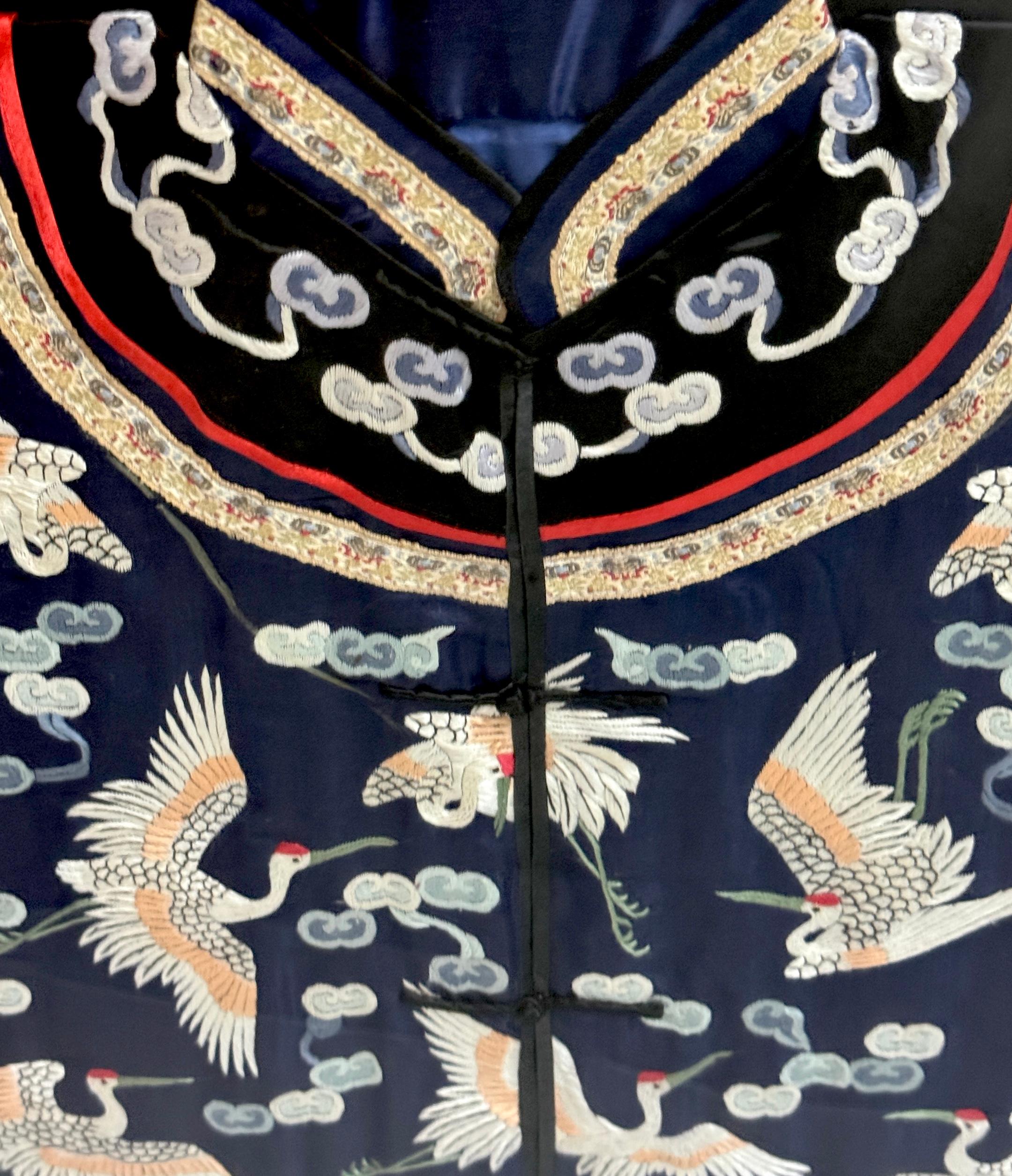 Soie Robe en soie brodée chinoise encadrée Grues volantes &  Nuages auspicieux en vente