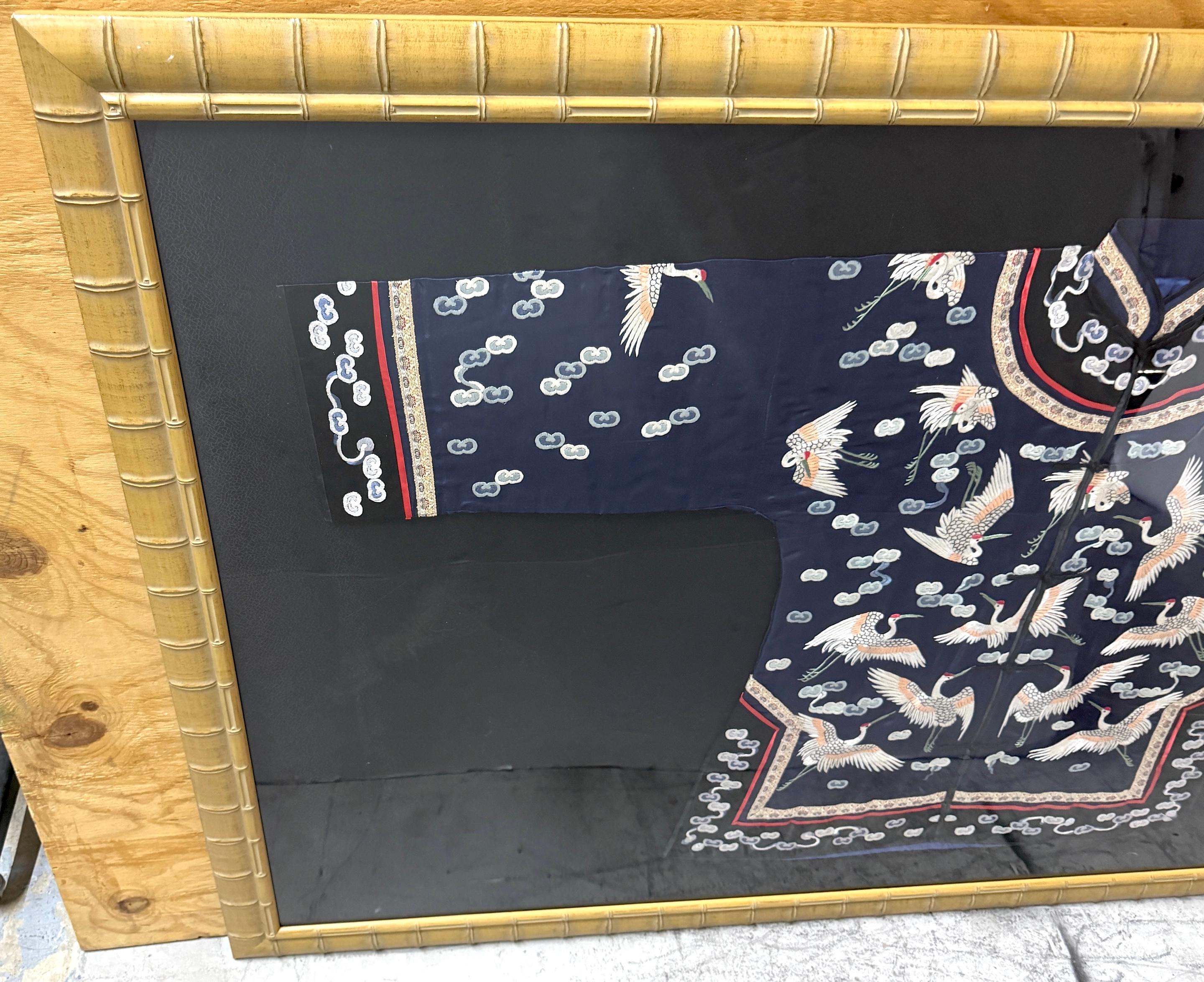 Robe en soie brodée chinoise encadrée Grues volantes &  Nuages auspicieux en vente 1