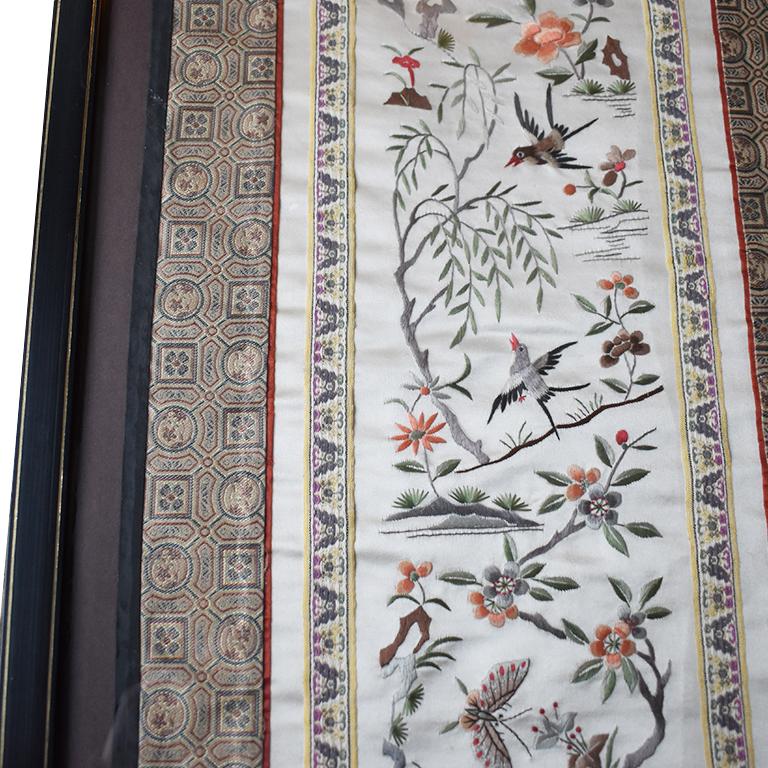 Chinoiseries Panneau de tapisserie chinoise brodé de soie encadré avec grues et motif floral en vente