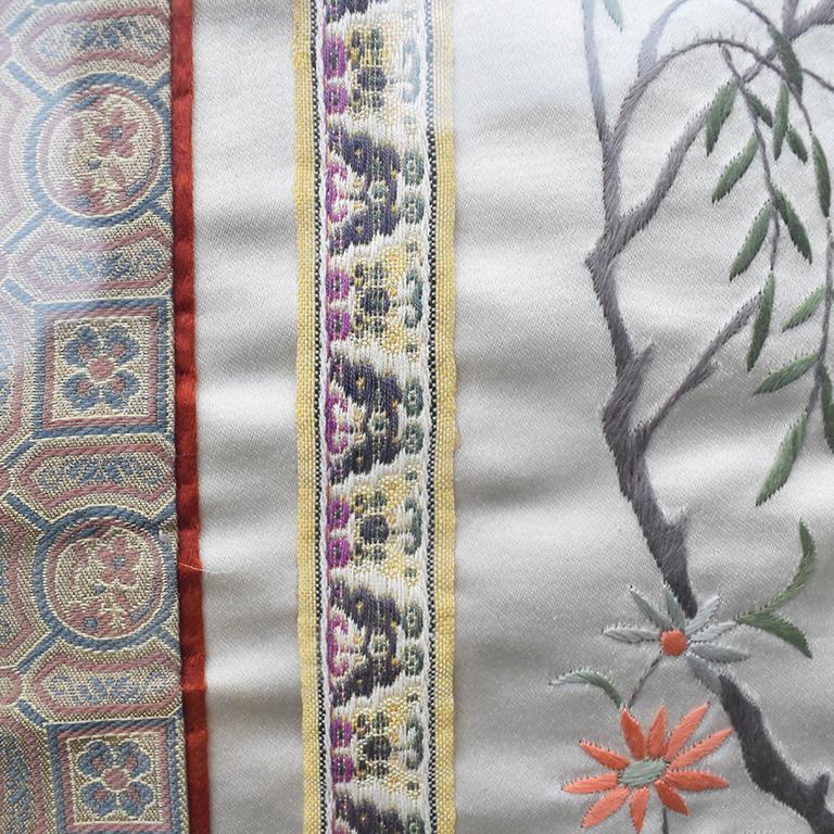Panneau de tapisserie chinoise brodé de soie encadré avec grues et motif floral Bon état - En vente à Oklahoma City, OK