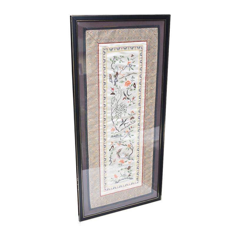 Panneau de tapisserie chinoise brodé de soie encadré avec grues et motif floral en vente 1