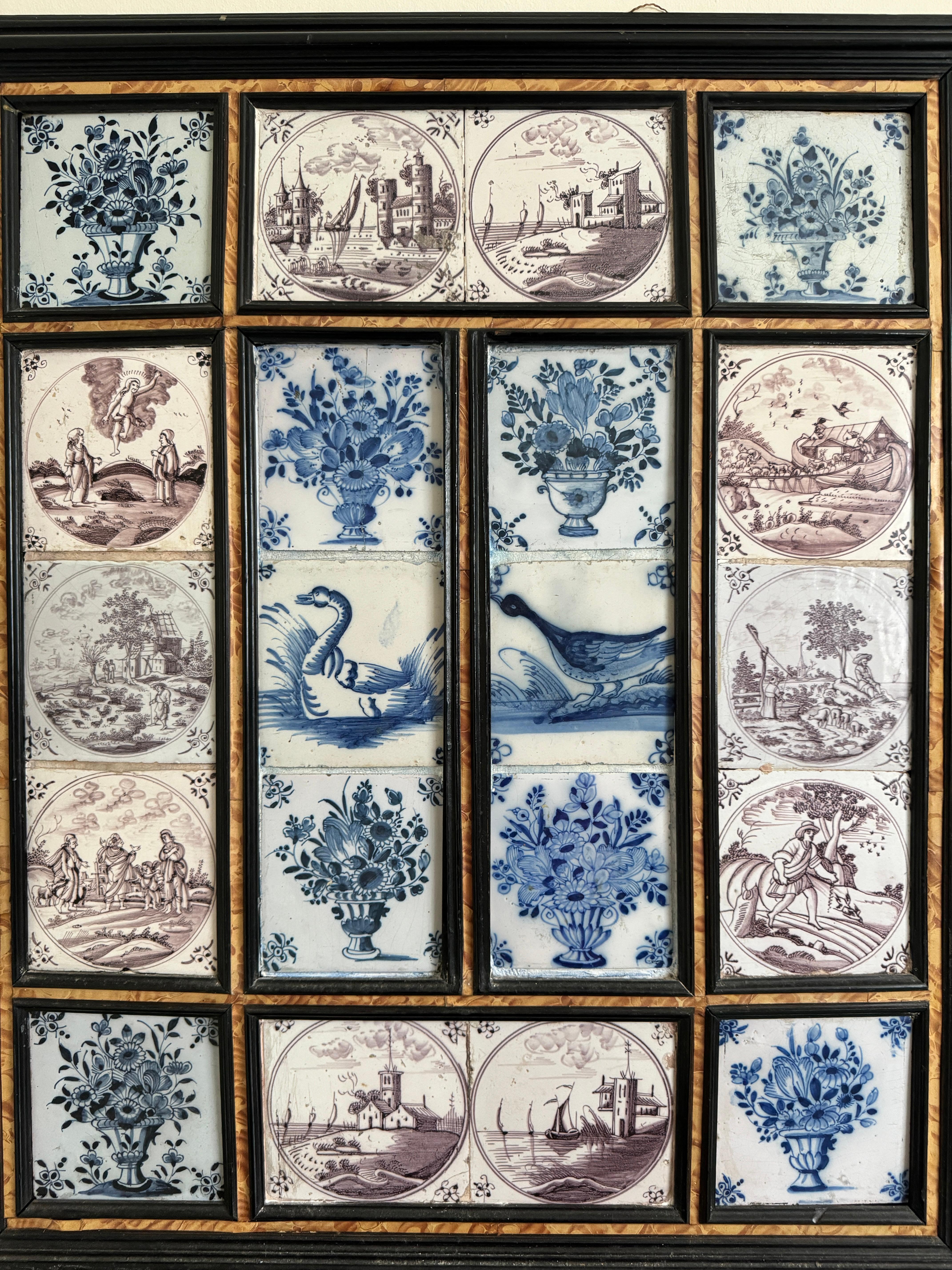 Baroque Collection encadrée de 20 carreaux de Delft anciens en vente
