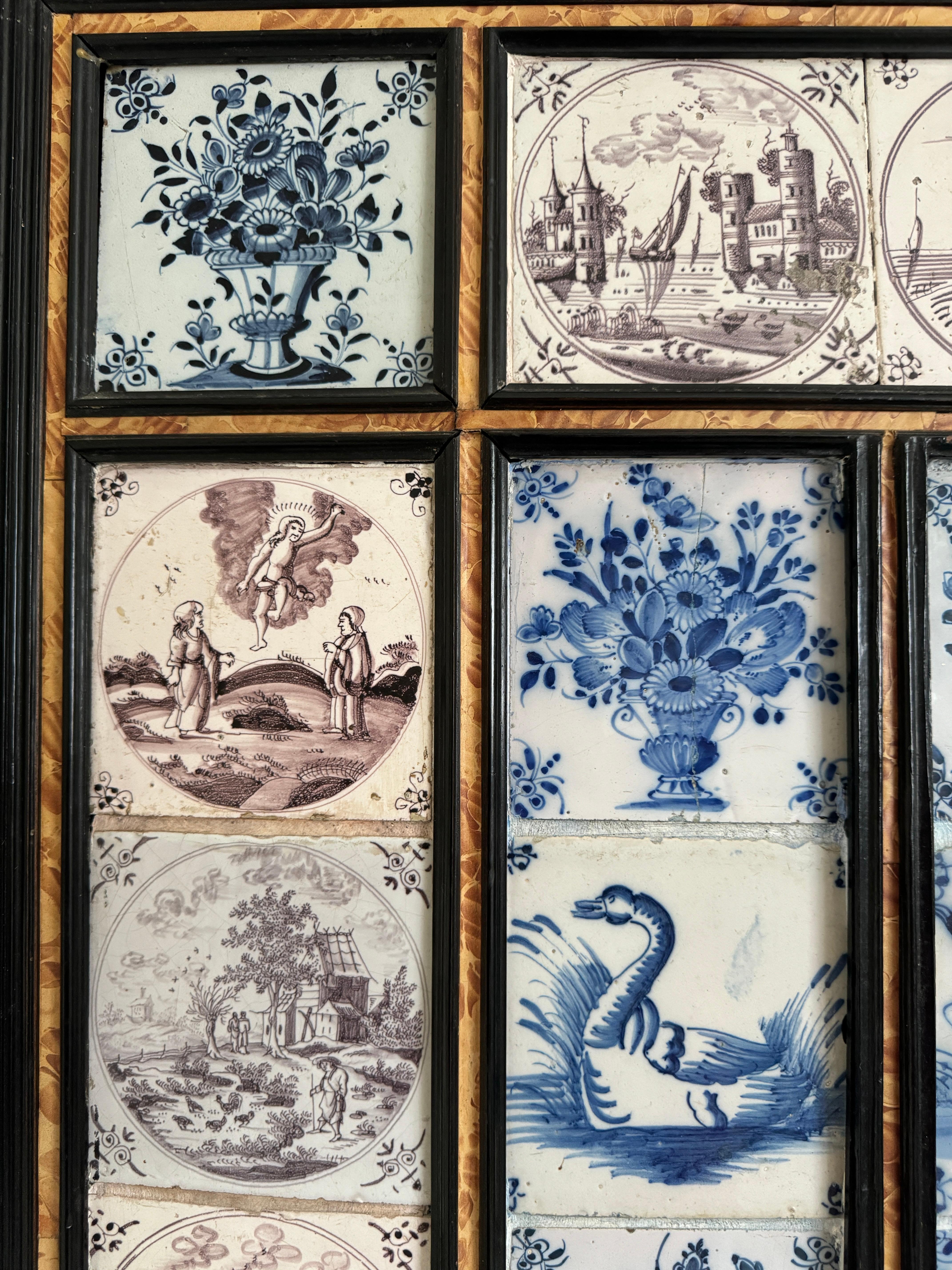 Néerlandais Collection encadrée de 20 carreaux de Delft anciens en vente