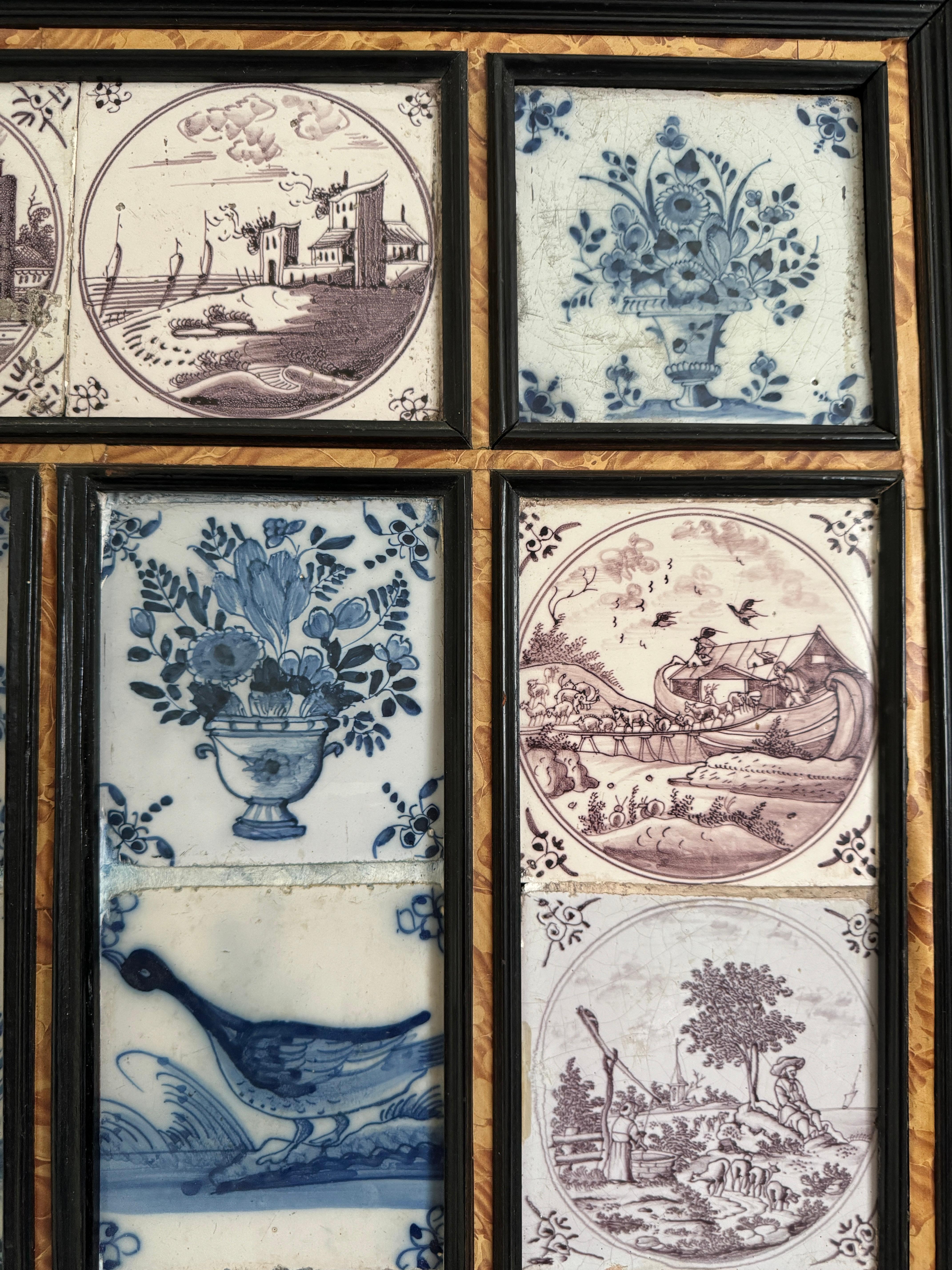 Peint à la main Collection encadrée de 20 carreaux de Delft anciens en vente