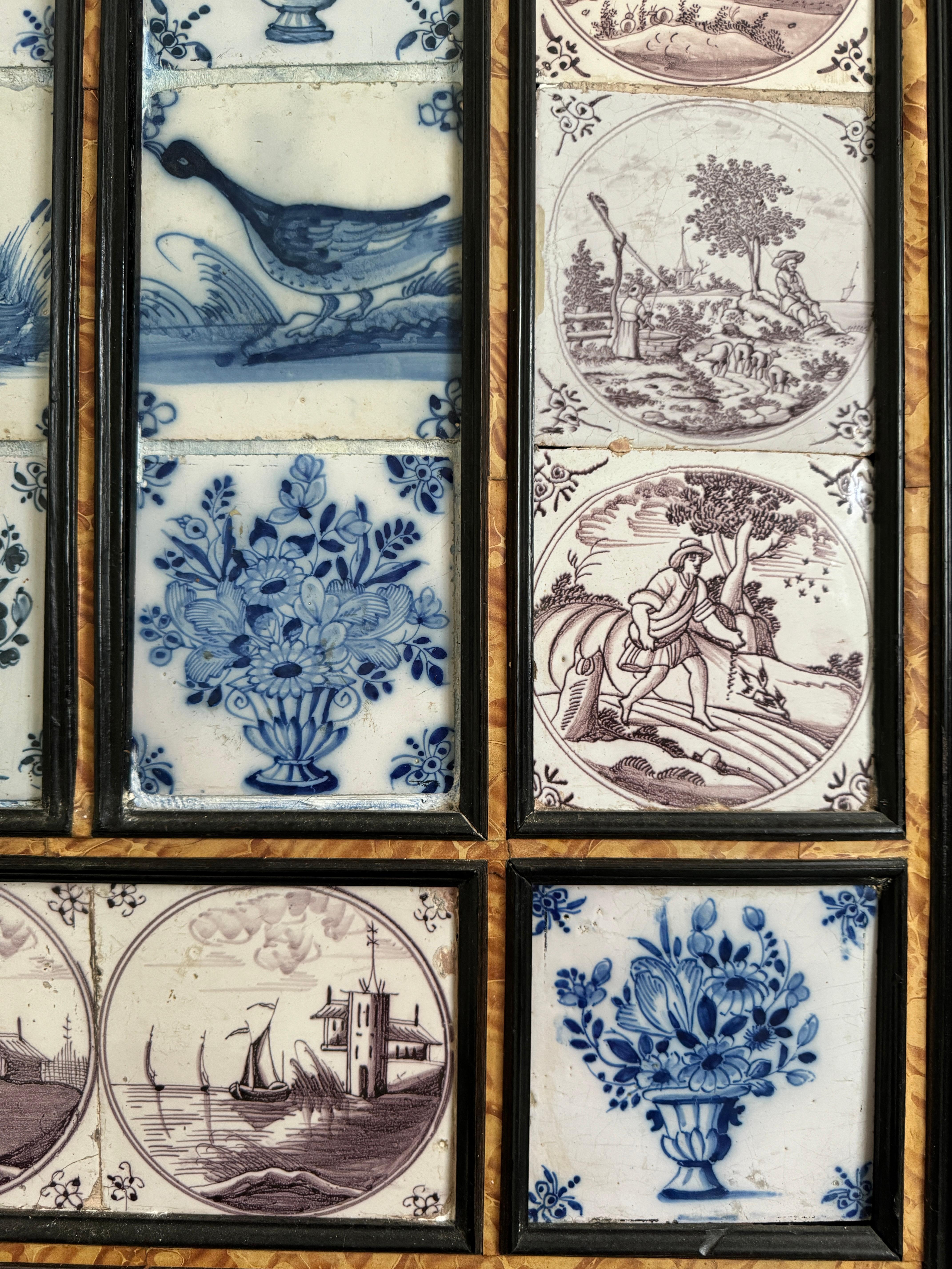 Collection encadrée de 20 carreaux de Delft anciens Bon état - En vente à Basildon, GB