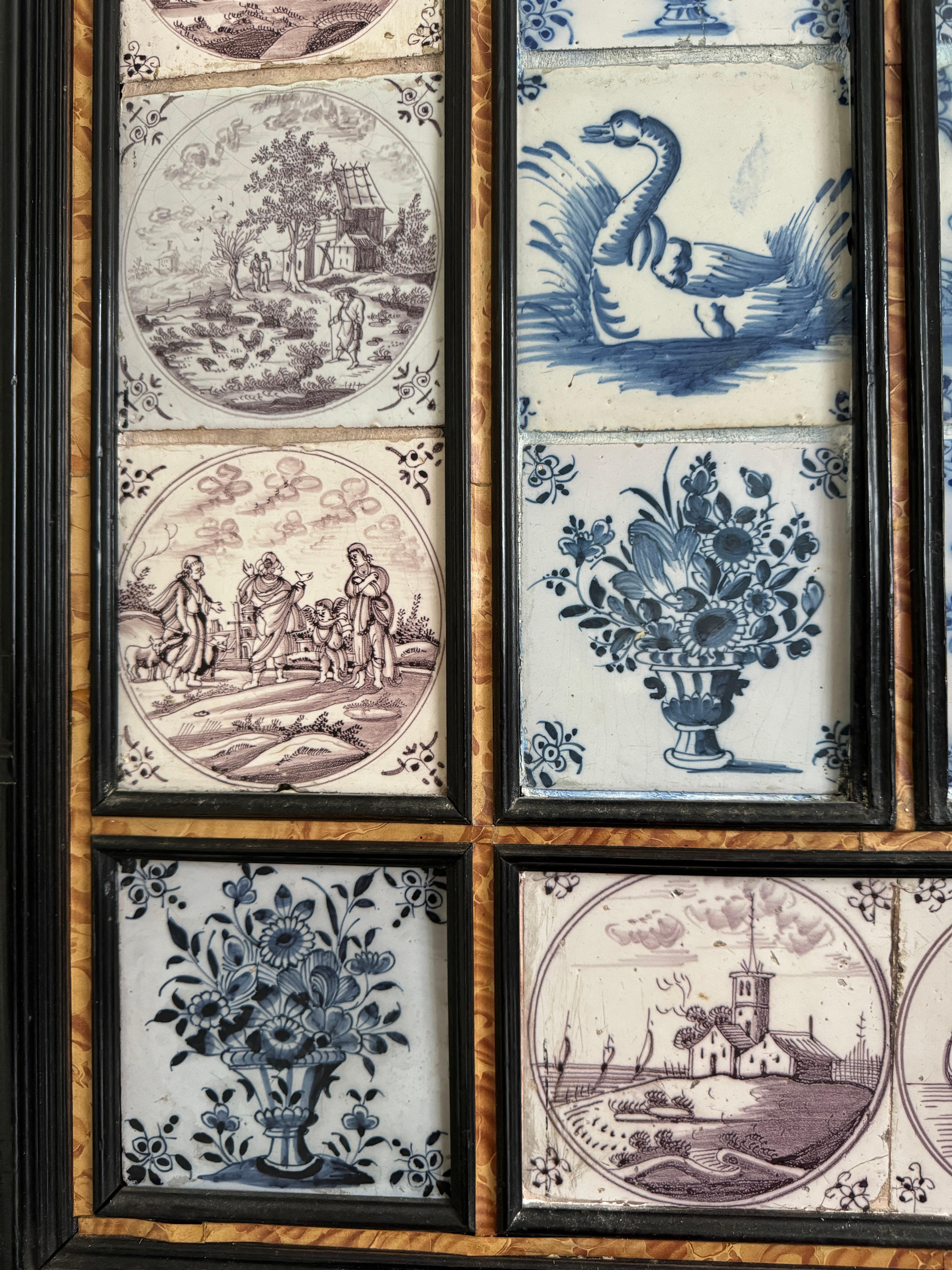 XVIIIe siècle et antérieur Collection encadrée de 20 carreaux de Delft anciens en vente
