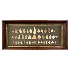 Colección enmarcada de cuarenta y una puntas de flecha