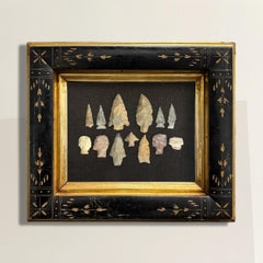 Collezione incorniciata di tredici punte di freccia dei nativi americani