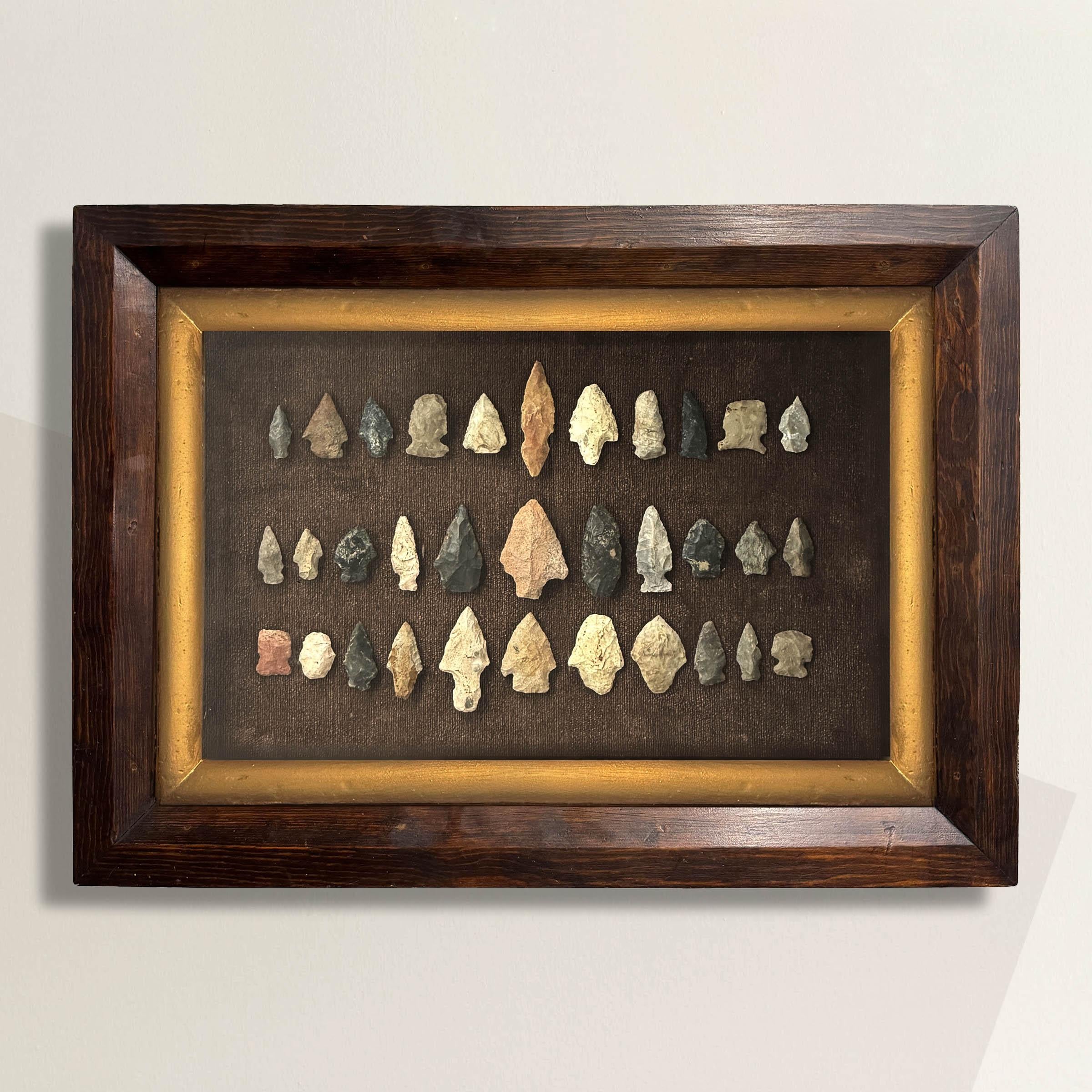 Diese Sammlung von 33 indianischen Pfeilspitzen, die in Waukesha County in Wisconsin gefunden wurden, bietet einen Einblick in die reiche Geschichte der Ureinwohner dieser Region. Gerahmt in einem Rahmen aus dem 19. Jahrhundert mit einer Goldleiste,