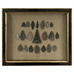 Colección enmarcada de veintiuna puntas de flecha