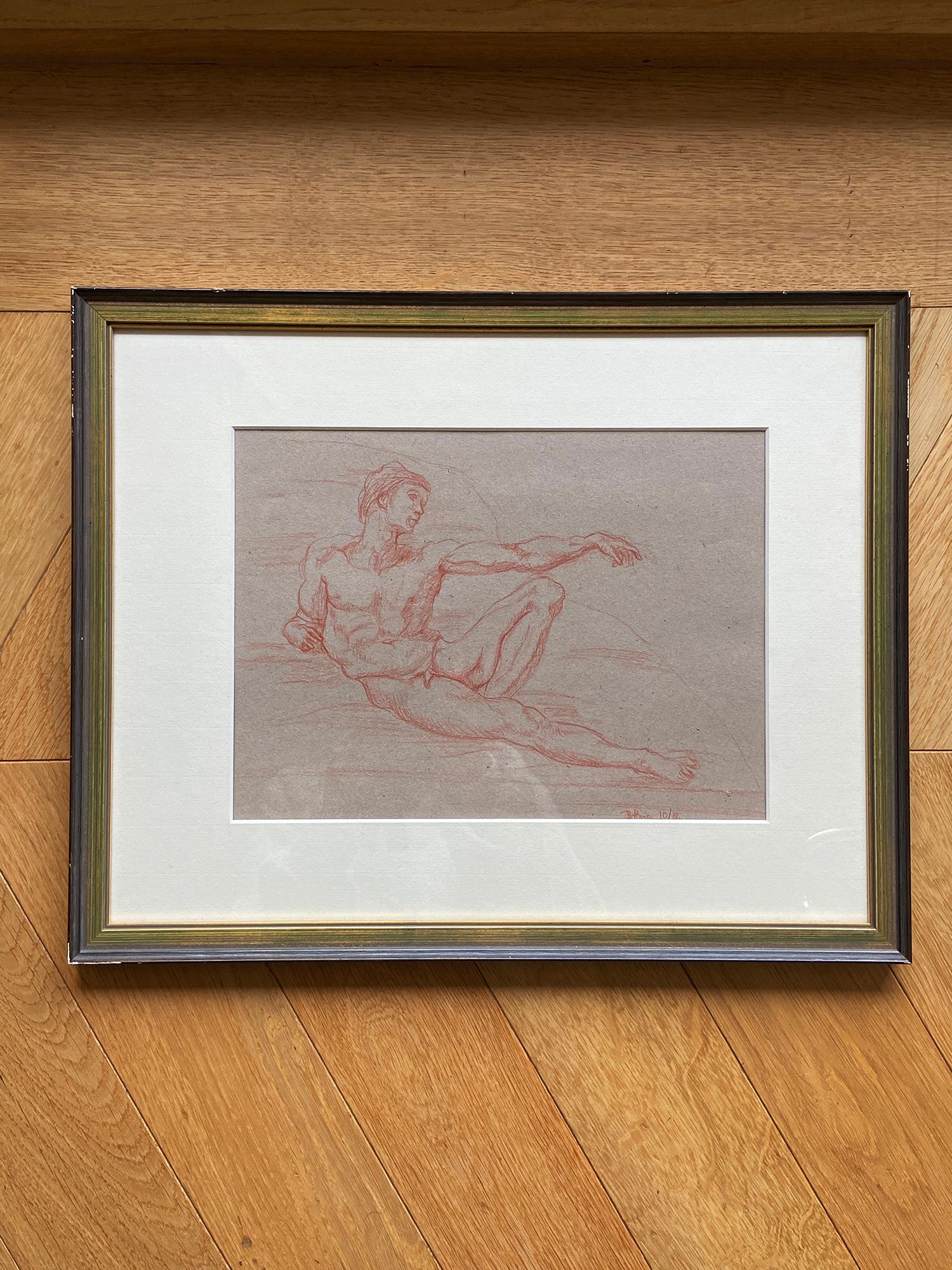 Dieses Gemälde kann Anzeichen von Alterung aufweisen, wie z. B. Papierverfärbungen, Risse, Falten und andere Unvollkommenheiten. 

Klassische männliche Figurenzeichnung - Gerahmte Kunststudie (Rötel auf getöntem Papier)

Verleihen Sie Ihren Wänden