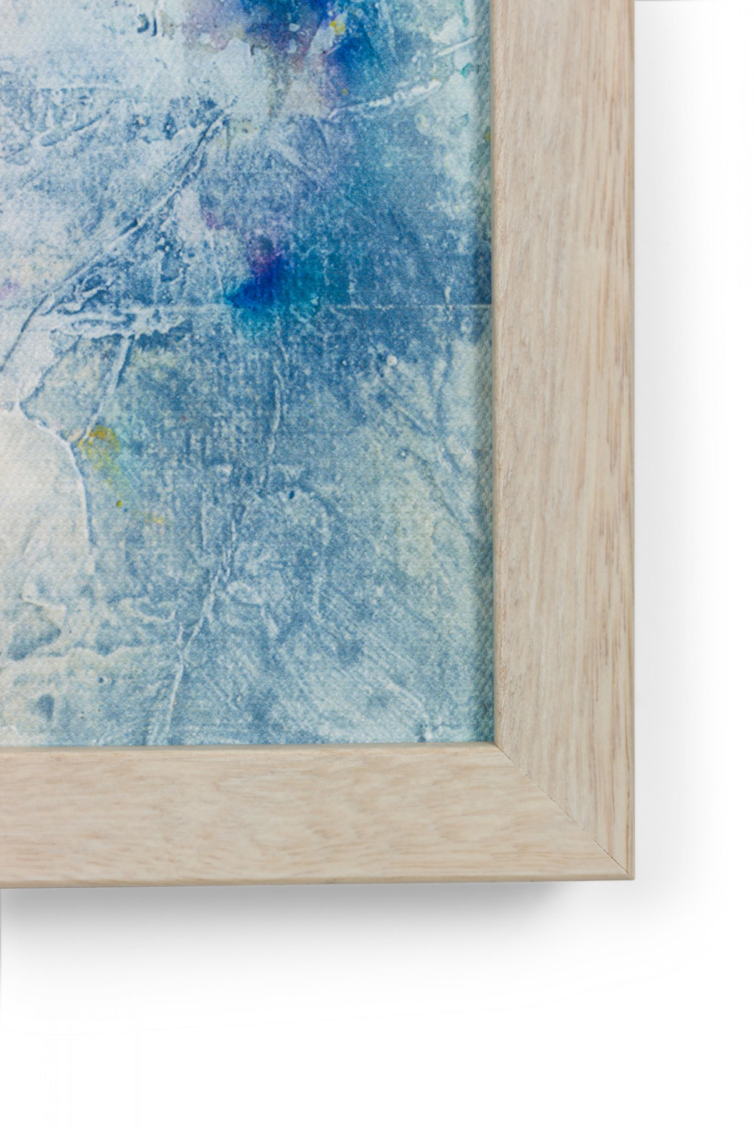 Zeitgenössischer Druck eines abstrakten Acrylgemäldes mit Farbausbrüchen vor einem beigen Hintergrund auf Leinwand in einem weiß gewaschenen rechteckigen Rahmen.