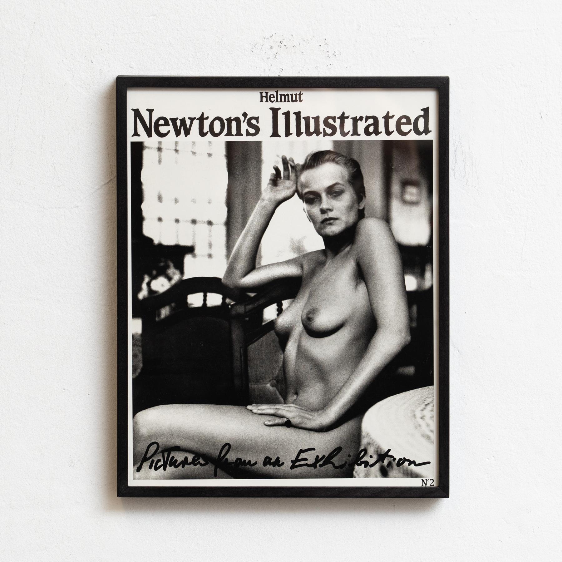 Possiedi un pezzo di storia della fotografia con questa copertina incorniciata dell'Illustrated Number 2 di Helmut Newton, pubblicato nel 1987. Questa edizione presenta una delle classiche e più famose fotografie di nudo femminile di Newton, 