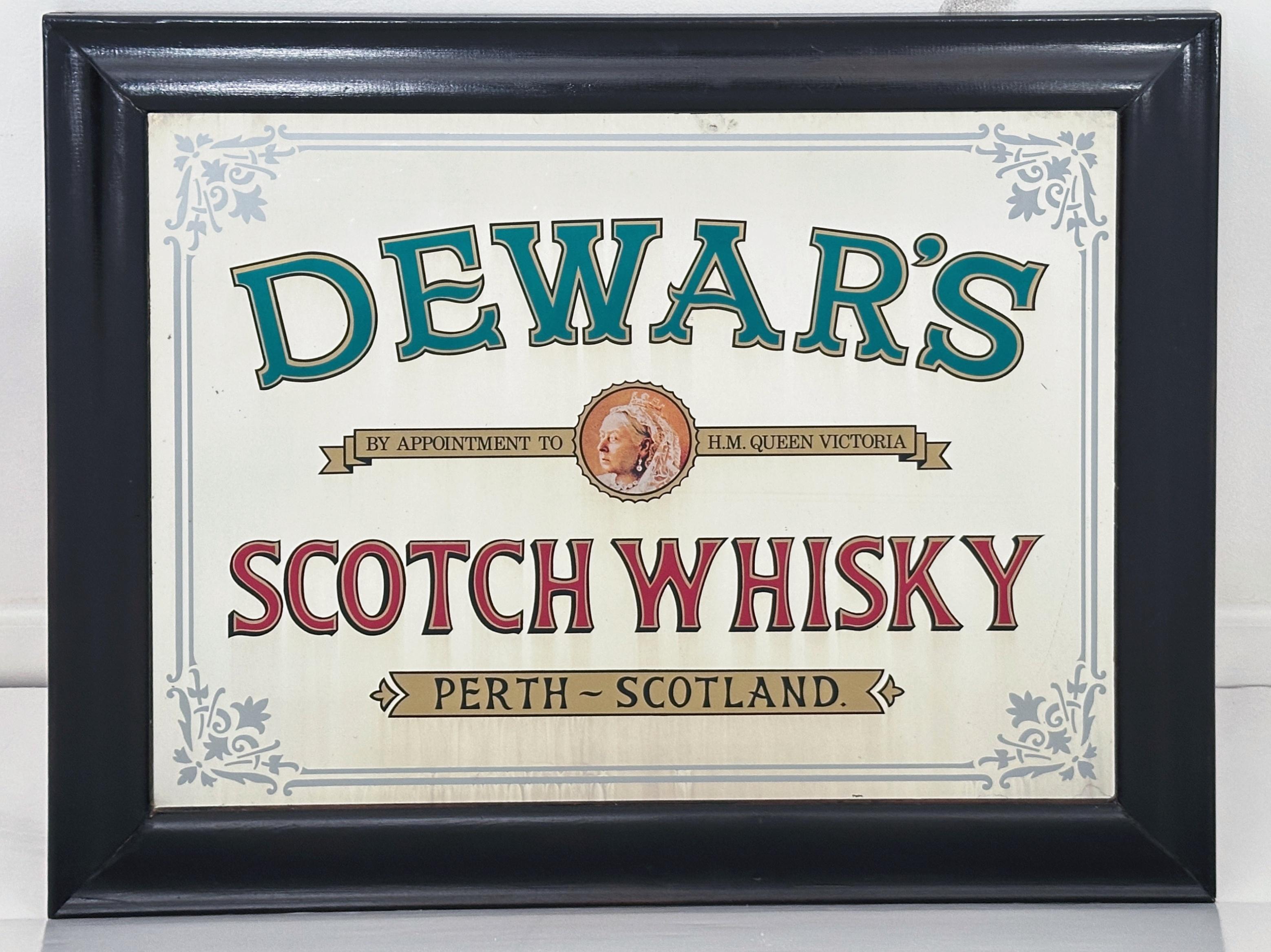Eine feine Vintage Scotch Whisky (oder Whiskey) Spirituosen Werbung Spiegel aus Schottland, in ebonized Holz gerahmt und mit einem gemalten und geätzten rechteckigen Spiegelglas, lesen: 

DEWAR'S
NACH VEREINBARUNG MIT H.M. KÖNIGIN VICTORIA
SCOTCH