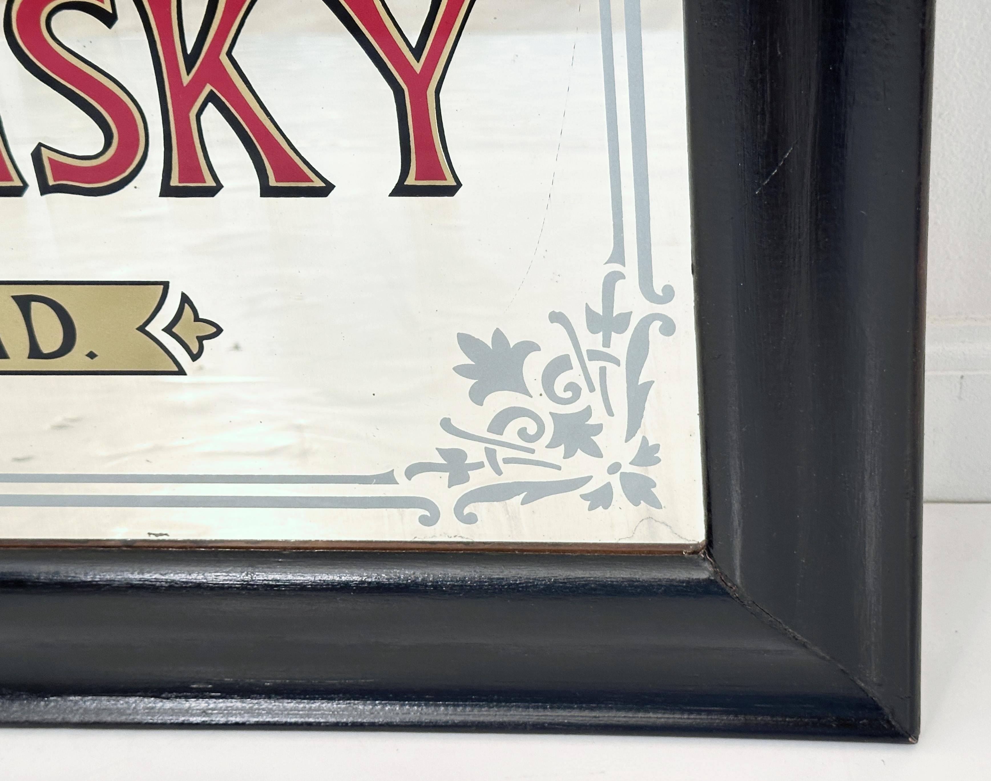 Gerahmter Dewar's Whisky-Werbespiegel aus Schottland (H 25 1/4 x W 32) (Spiegel) im Angebot