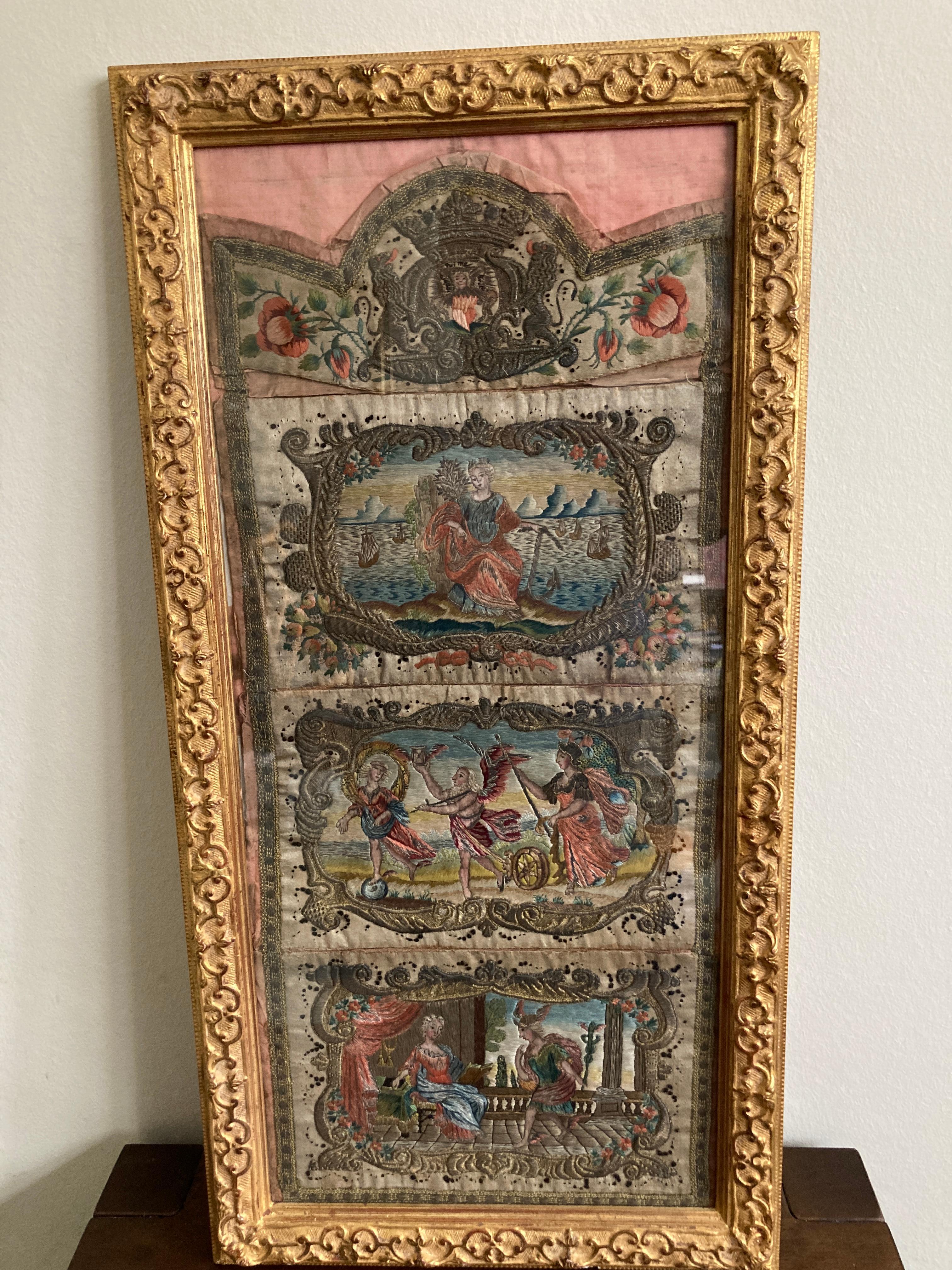 Eine antike Seiden- und Metallfadenstickerei.

Drei figürliche Vignetten aus dem 18. Jahrhundert, die von einem Wappen gekrönt werden, alle aus farbiger Seide und mit Metallfadenborten. Die etwas schwerfälligen C- und S-Rollen in Metallfäden