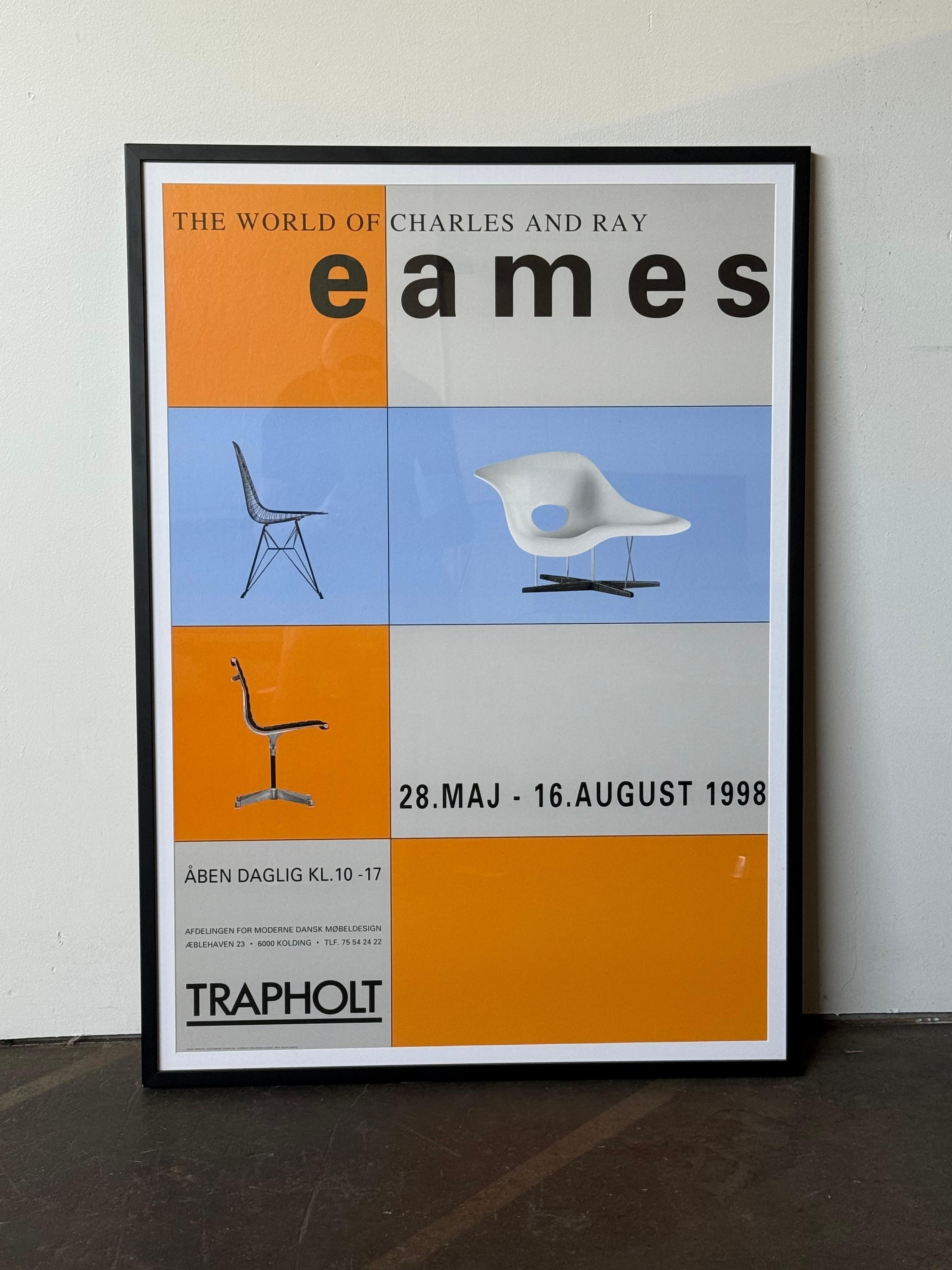 Affiche étonnante et vibrante du musée d'art Trapholt au Danemark pour commémorer une exposition de 1998 présentant les créations de Charles et Ray Eames. En excellent état, récemment encadré professionnellement par Framebridge. L'élégant cadre noir