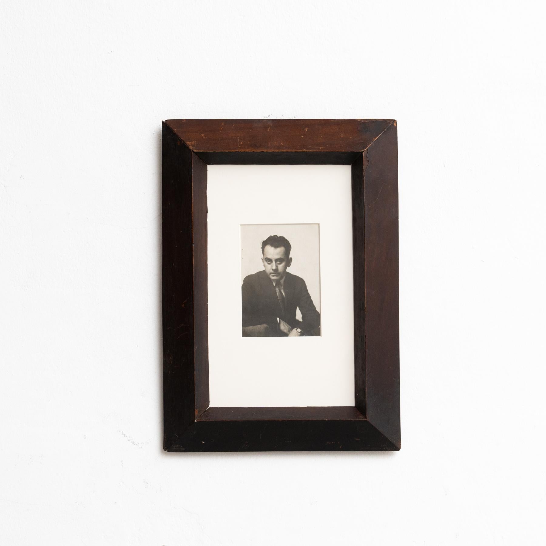 Die Fotografie von Man Ray.
Nicht signiert oder gestempelt.

Man Ray (1890-1976) war ein amerikanischer bildender Künstler, der den größten Teil seiner Karriere in Frankreich verbrachte. Er leistete einen bedeutenden Beitrag zur Dada- und