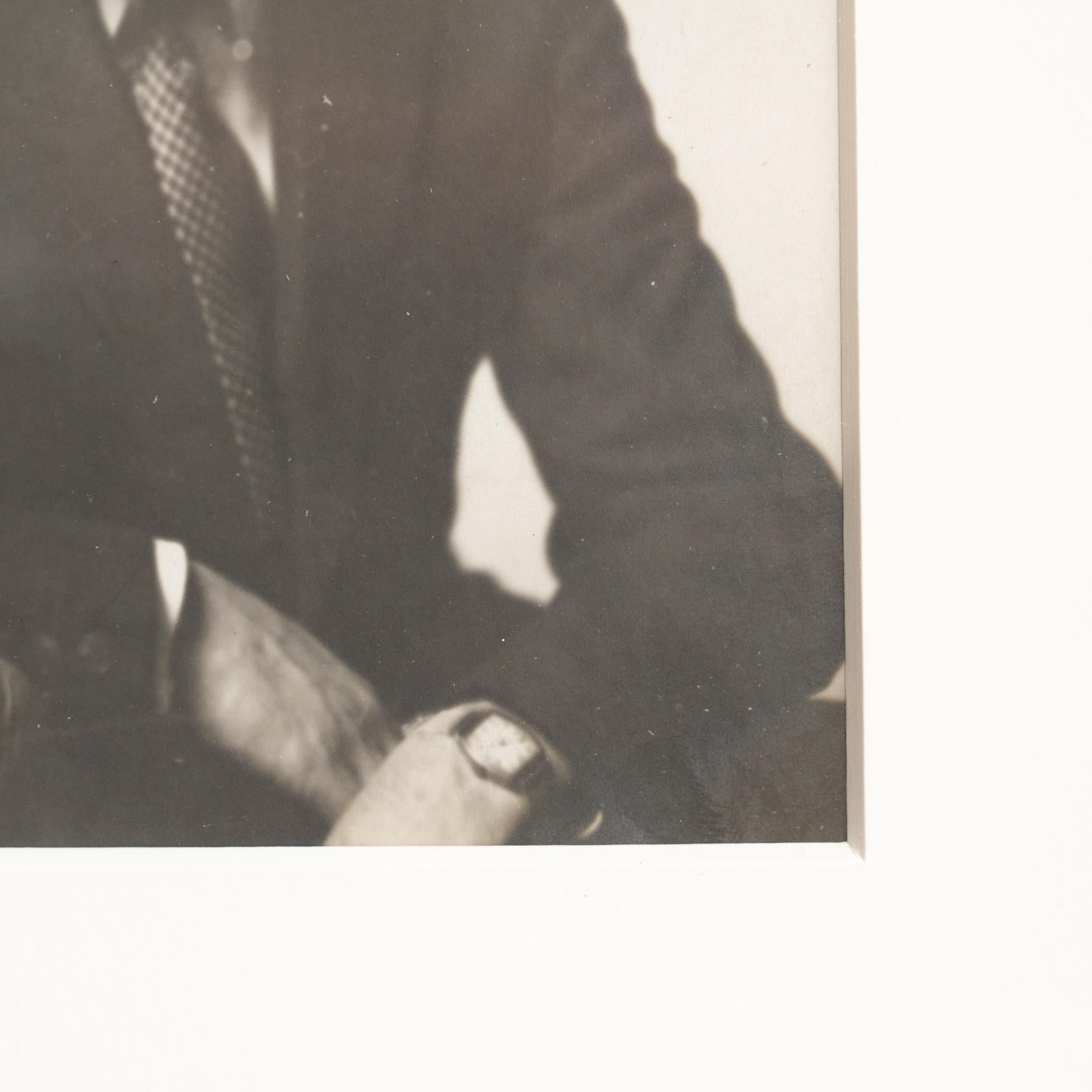 Gerahmte Schwarz-Weiß-Fotografie von Man Ray aus dem frühen XX. Jahrhundert im Angebot 1