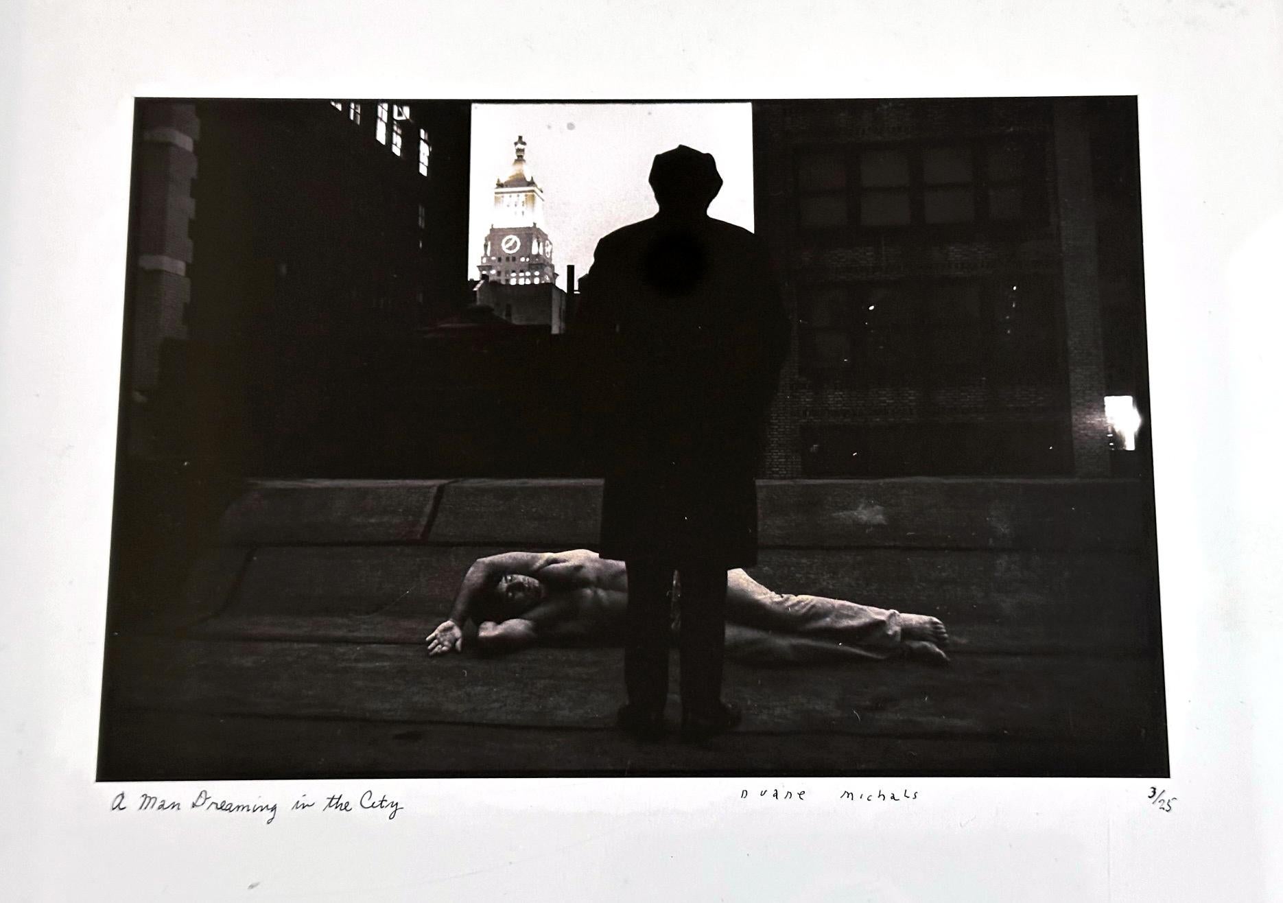 Fotografía enmarcada editada Un hombre soñando en la ciudad de Duane Michals en venta 3