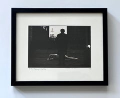 Fotografia incorniciata edita A Man Dreaming in the City di Duane Michals